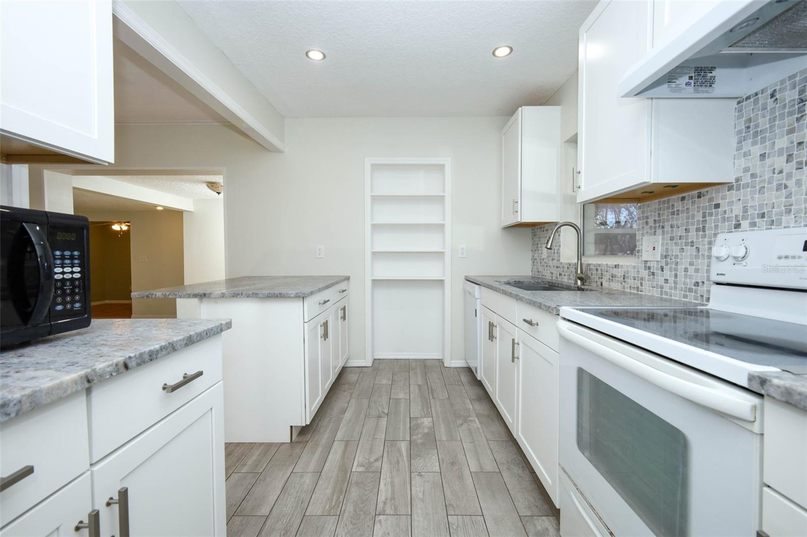 Image 19 of 47 For 819 Canovia Avenue