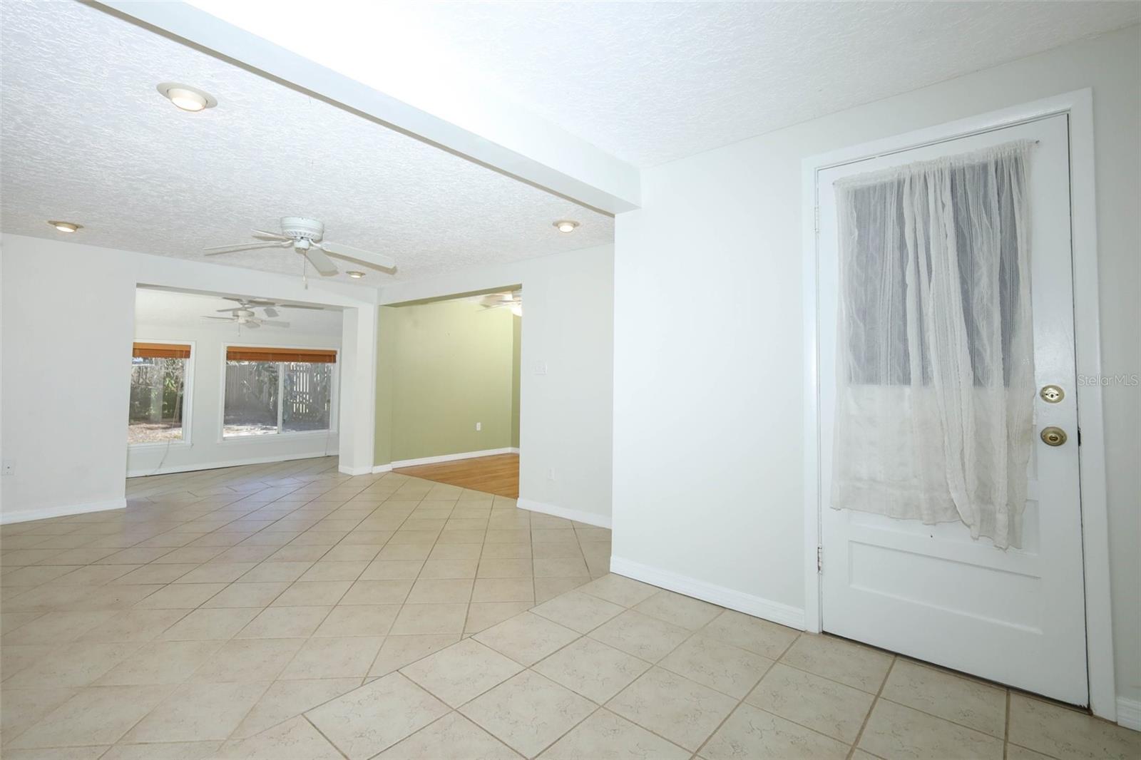 Image 23 of 47 For 819 Canovia Avenue