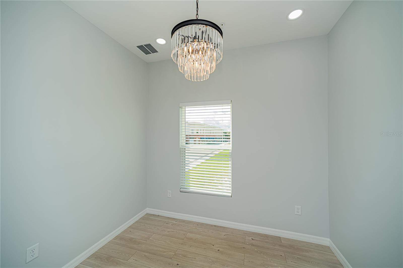 Image 12 of 23 For 284 Oak Avenue