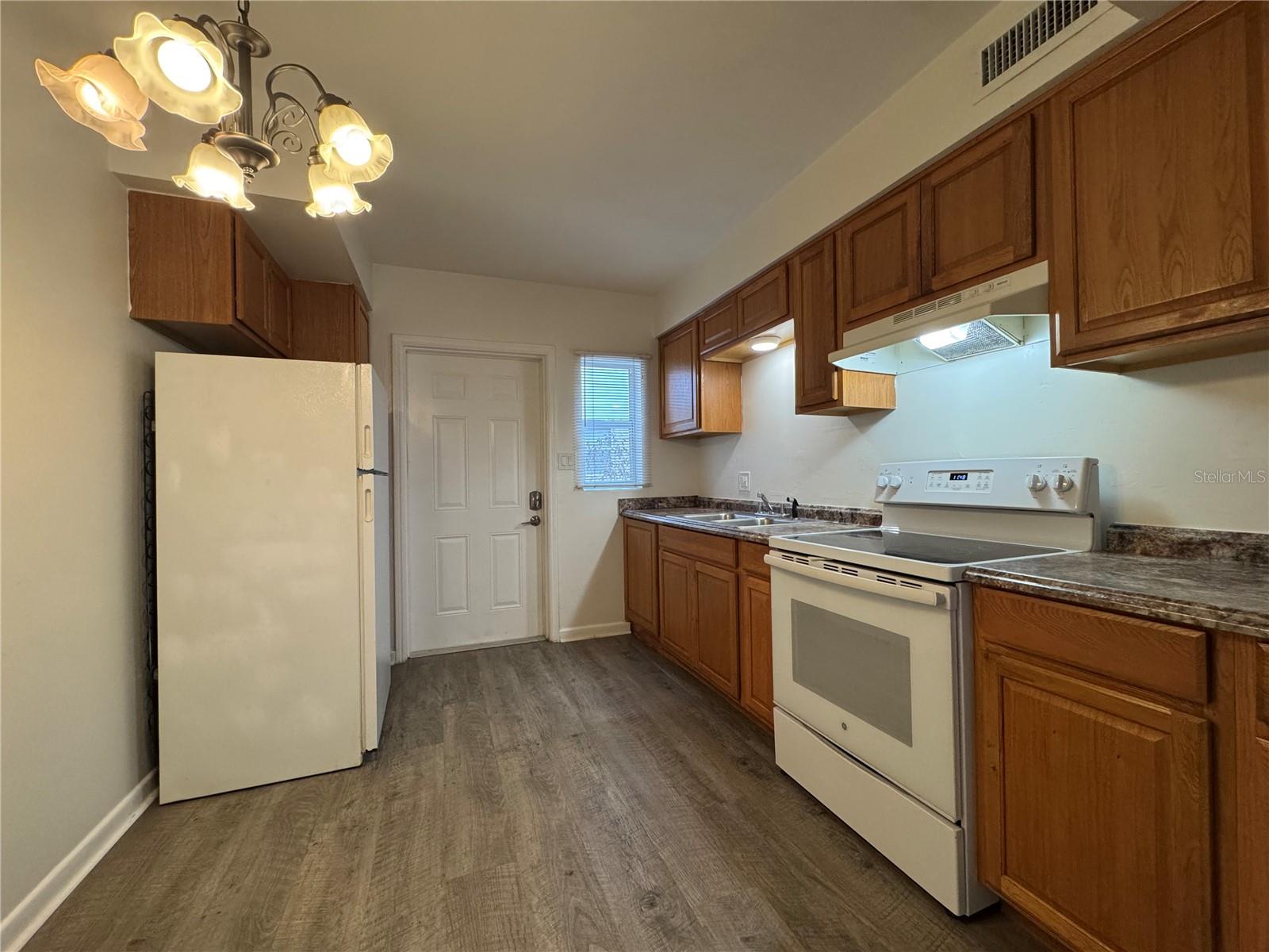 Image 9 of 24 For 210 Yale Street A