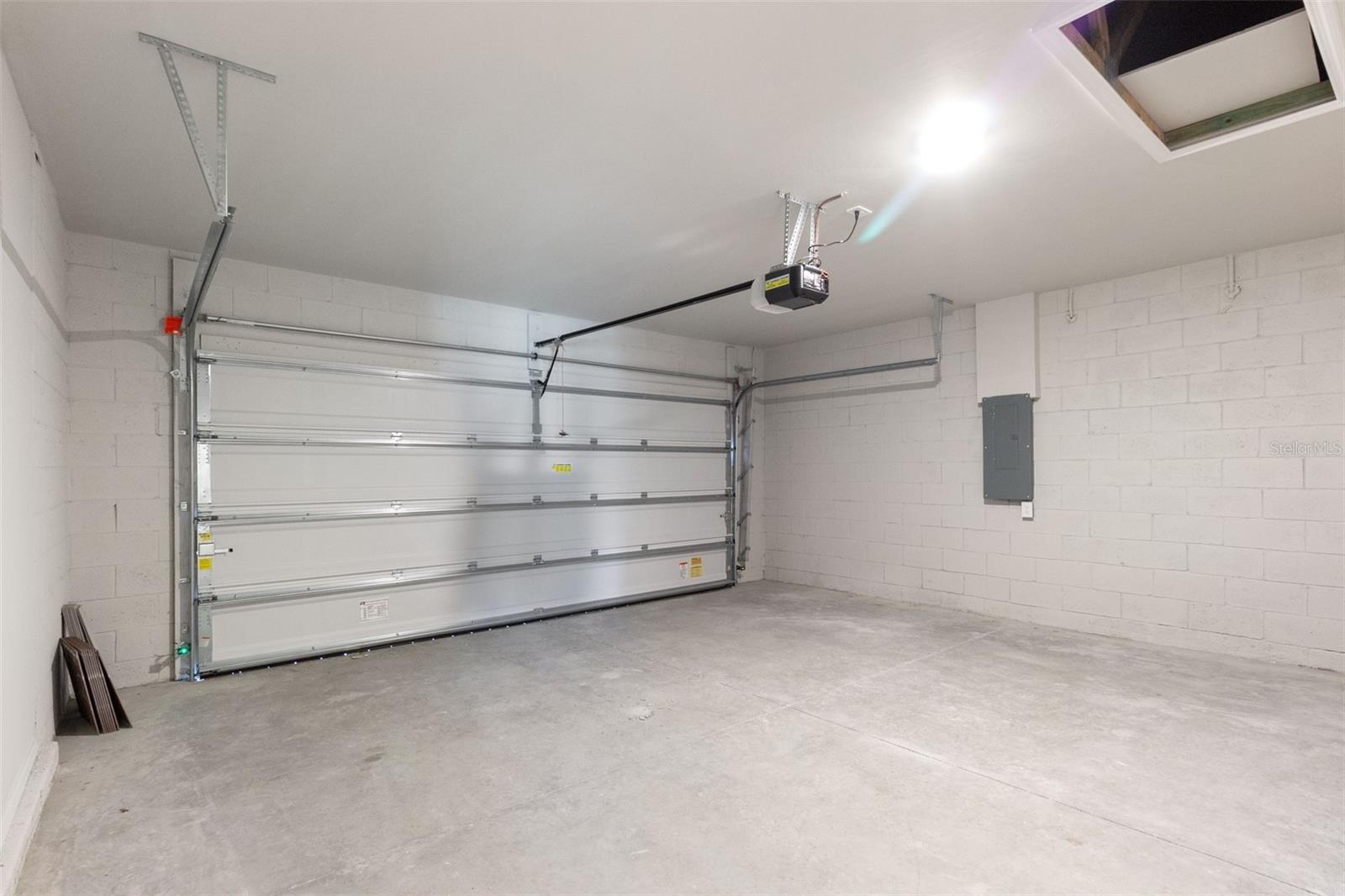 Image 23 of 27 For 16073 Hesta Misty Court