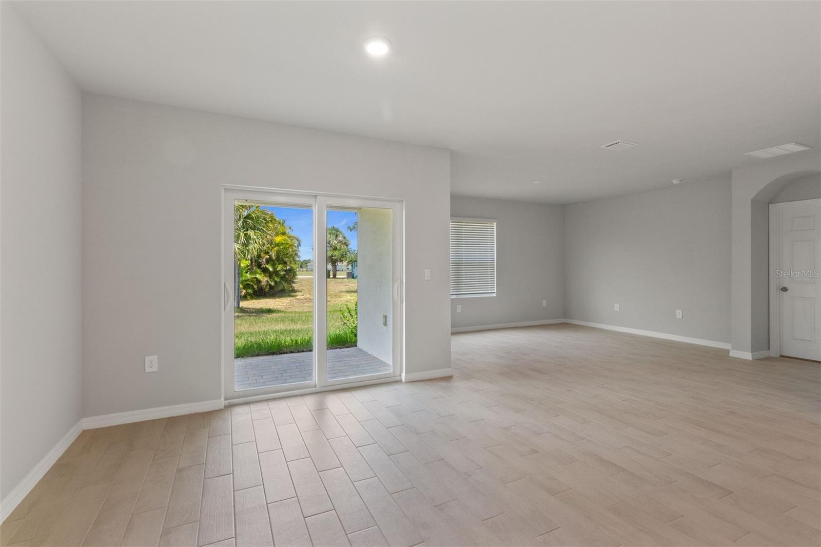 Image 6 of 27 For 16073 Hesta Misty Court