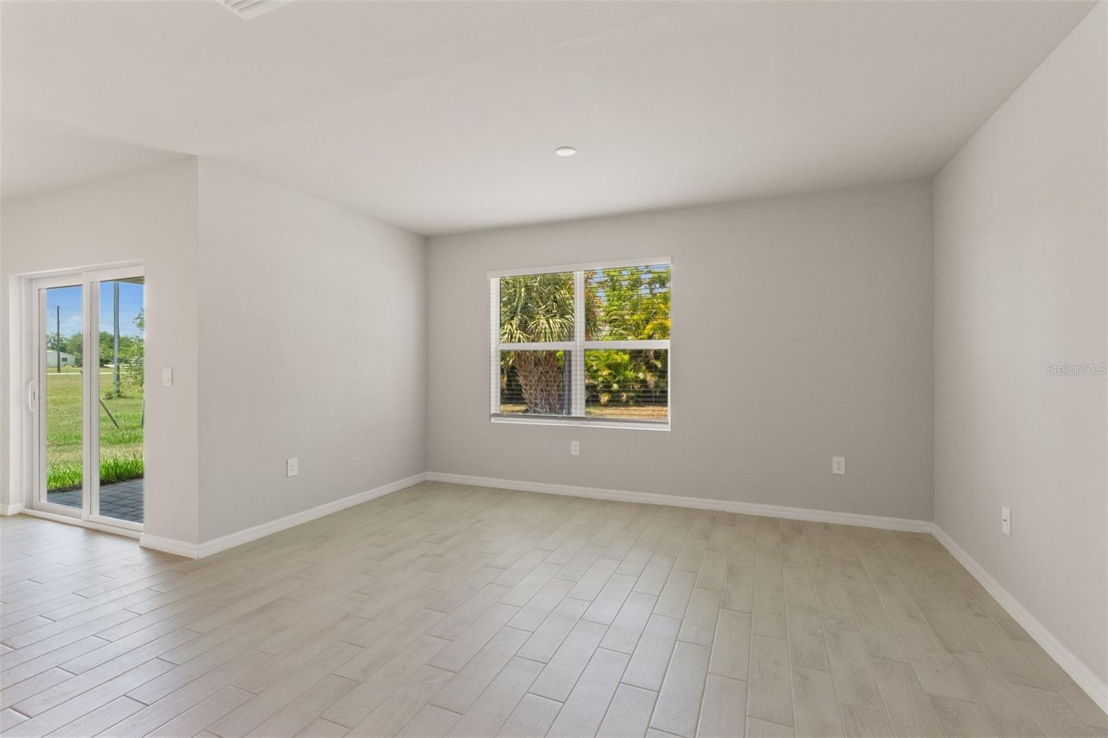 Image 7 of 27 For 16073 Hesta Misty Court