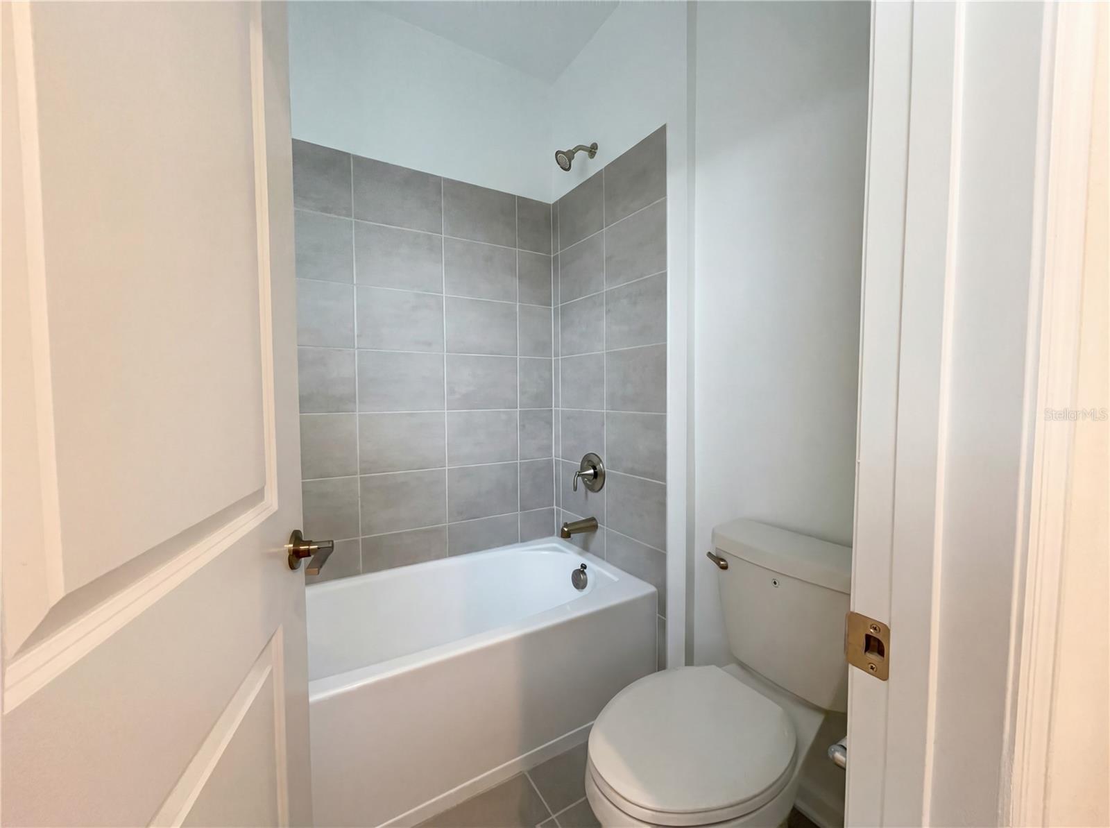 Image 20 of 23 For 709 Peroni Avenue