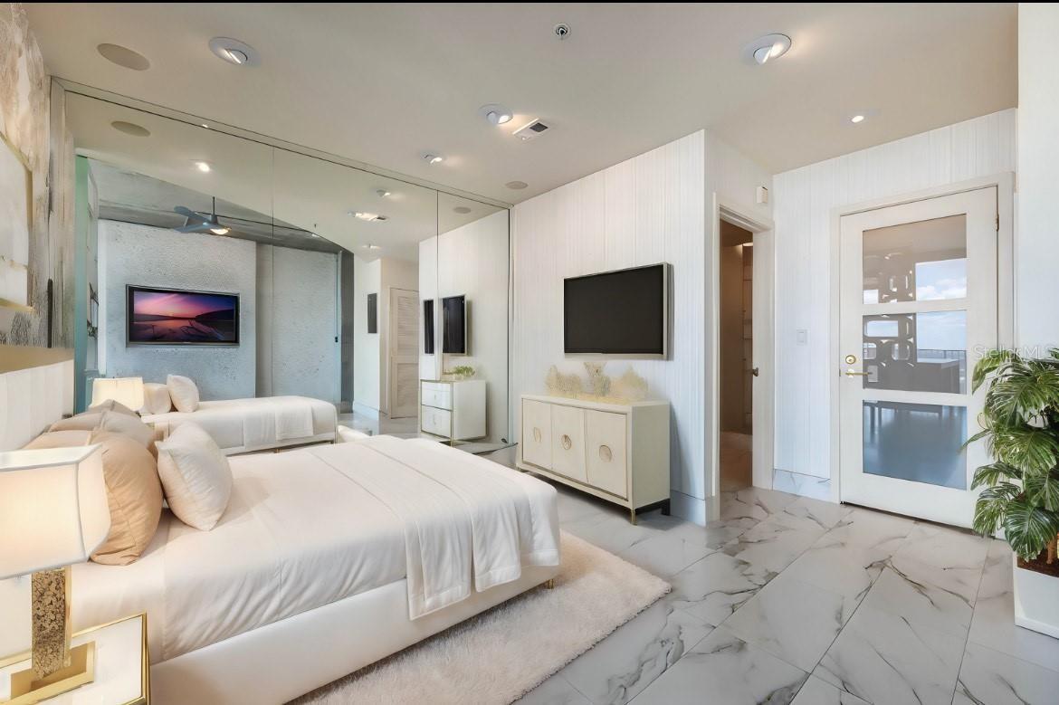 Image 4 of 13 For 155 Court Avenue 1507