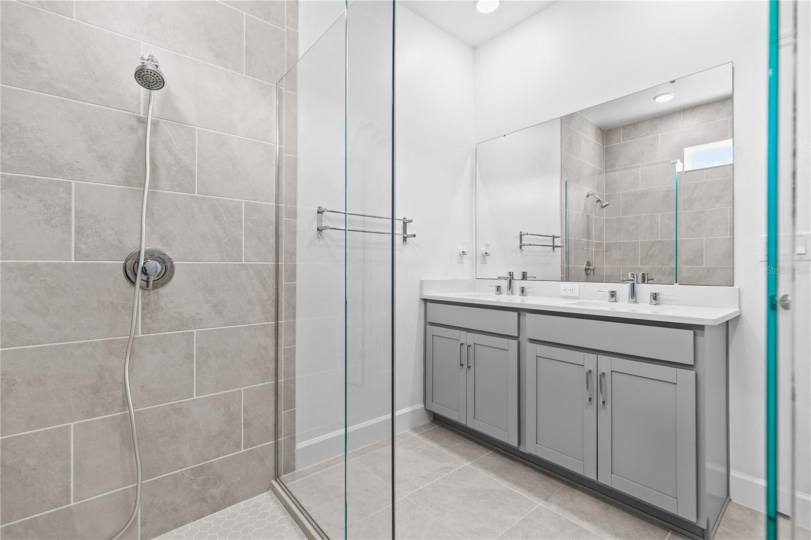 Image 23 of 40 For 11851 Sunsail Avenue