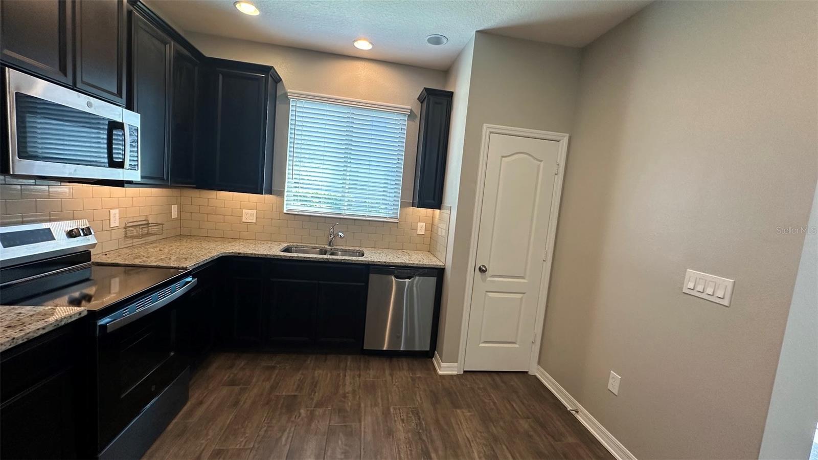 Image 19 of 69 For 12060 White Wave Point