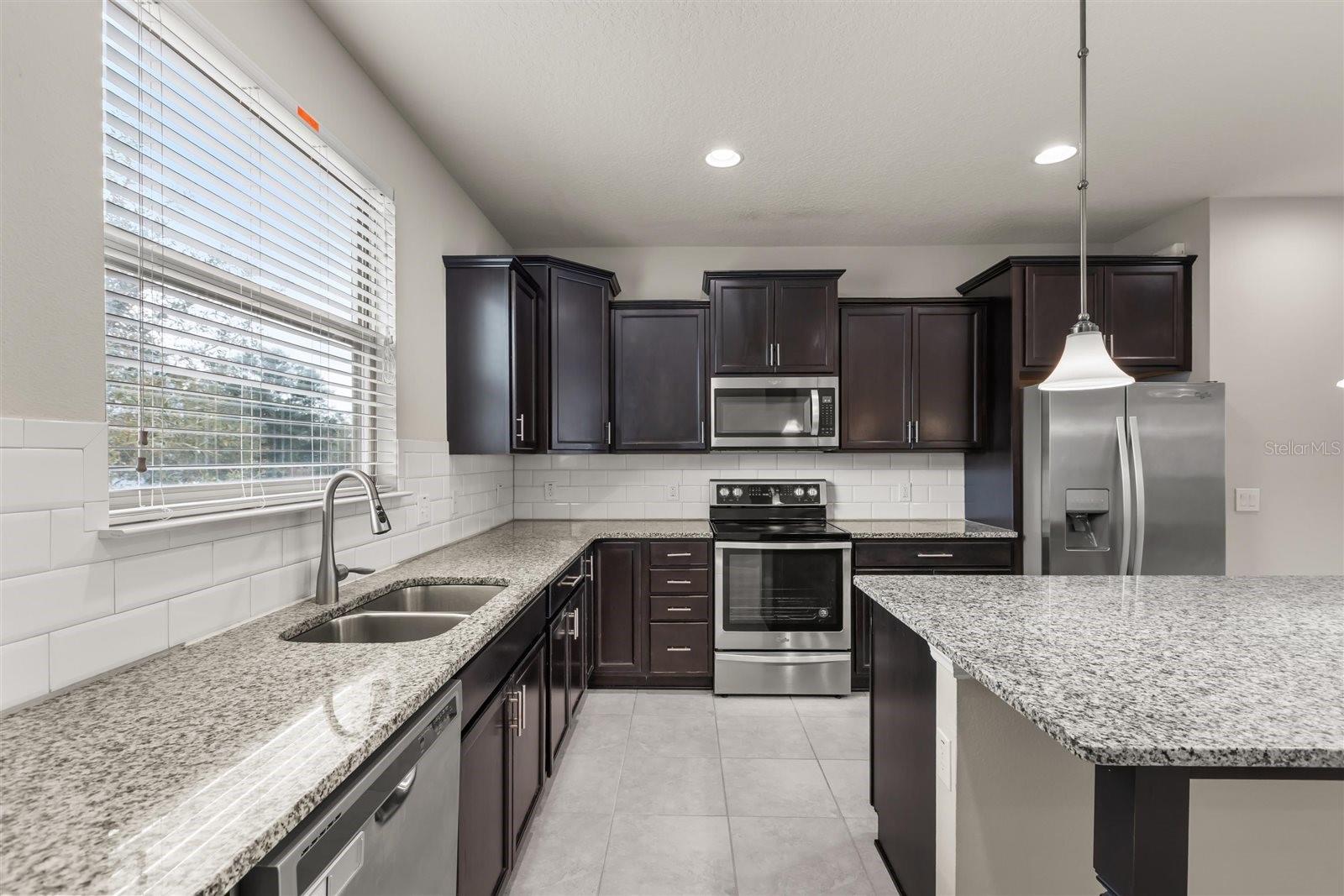 Image 10 of 66 For 588 Piazza Point