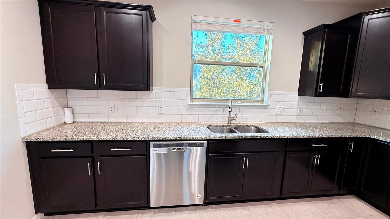 Image 14 of 66 For 588 Piazza Point