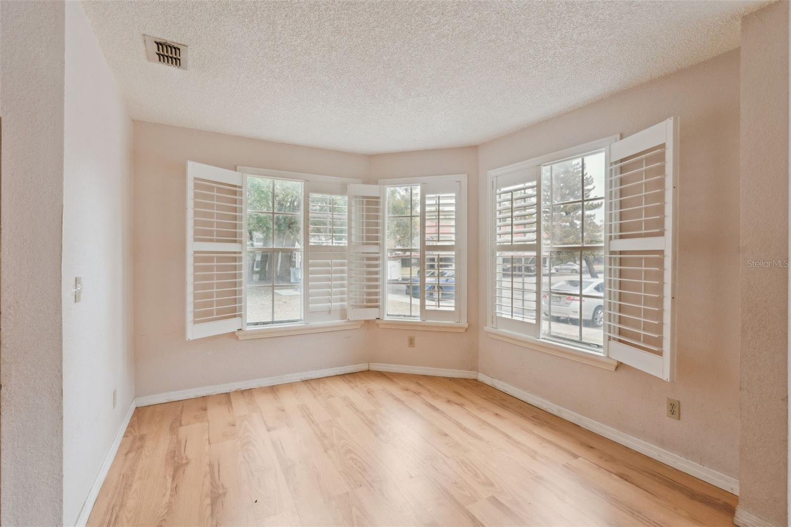 Image 11 of 14 For 975 Northern Dancer Way 101