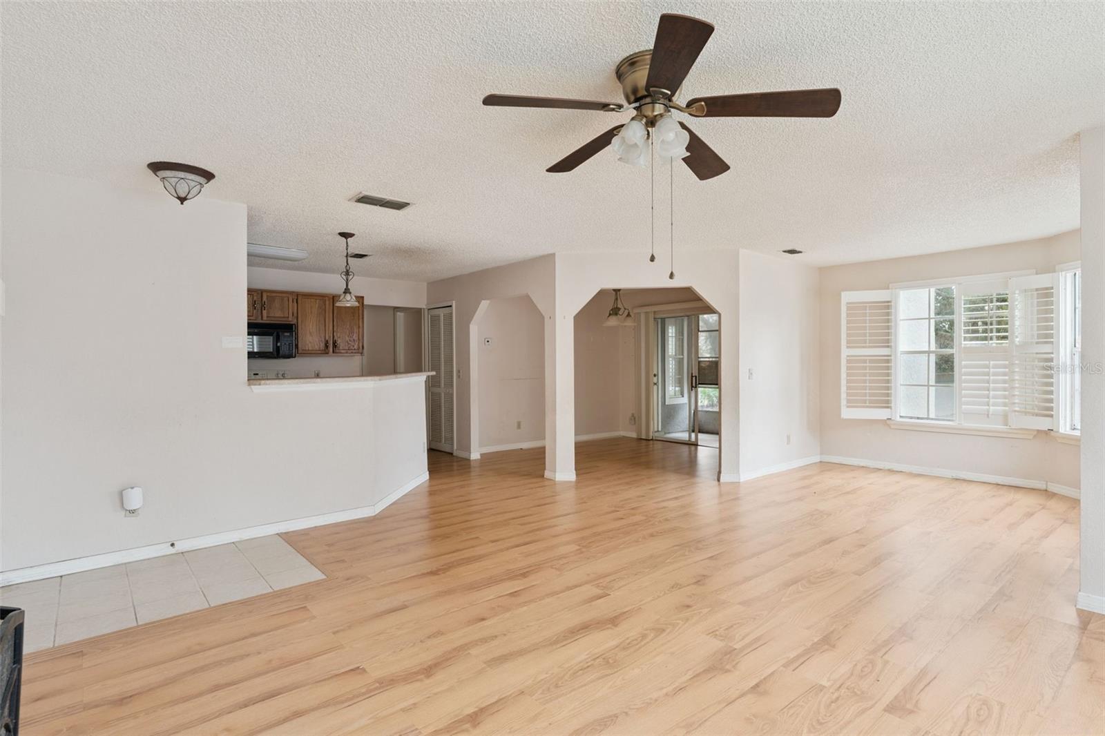 Image 5 of 14 For 975 Northern Dancer Way 101