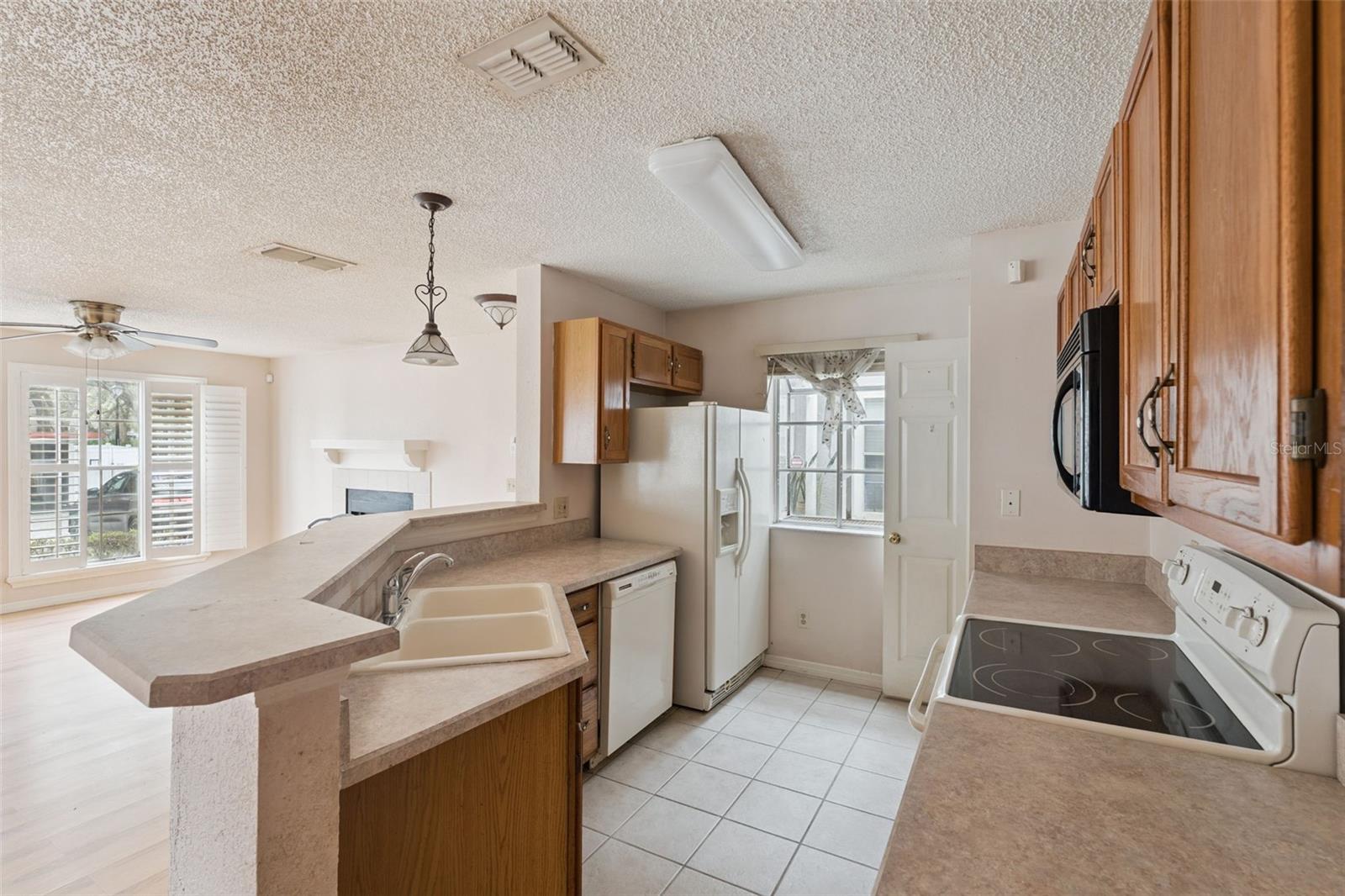 Image 6 of 14 For 975 Northern Dancer Way 101