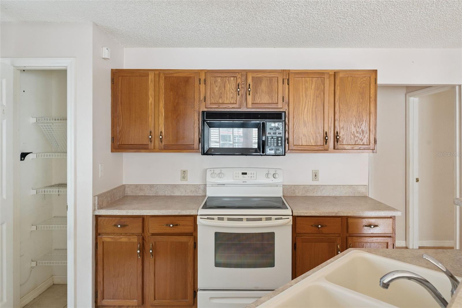 Image 7 of 14 For 975 Northern Dancer Way 101