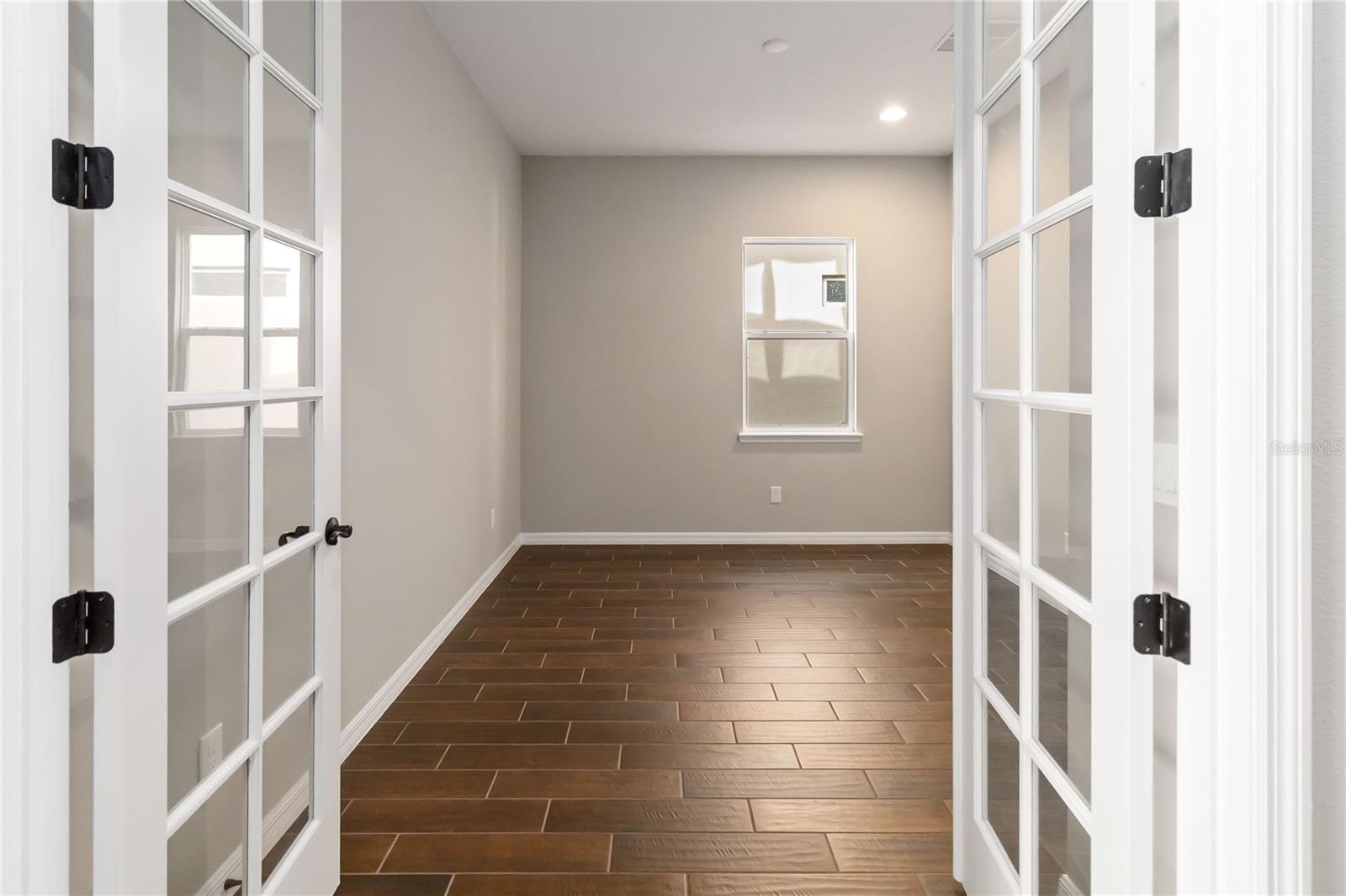 Image 17 of 45 For 2423 Zaballina Place 232