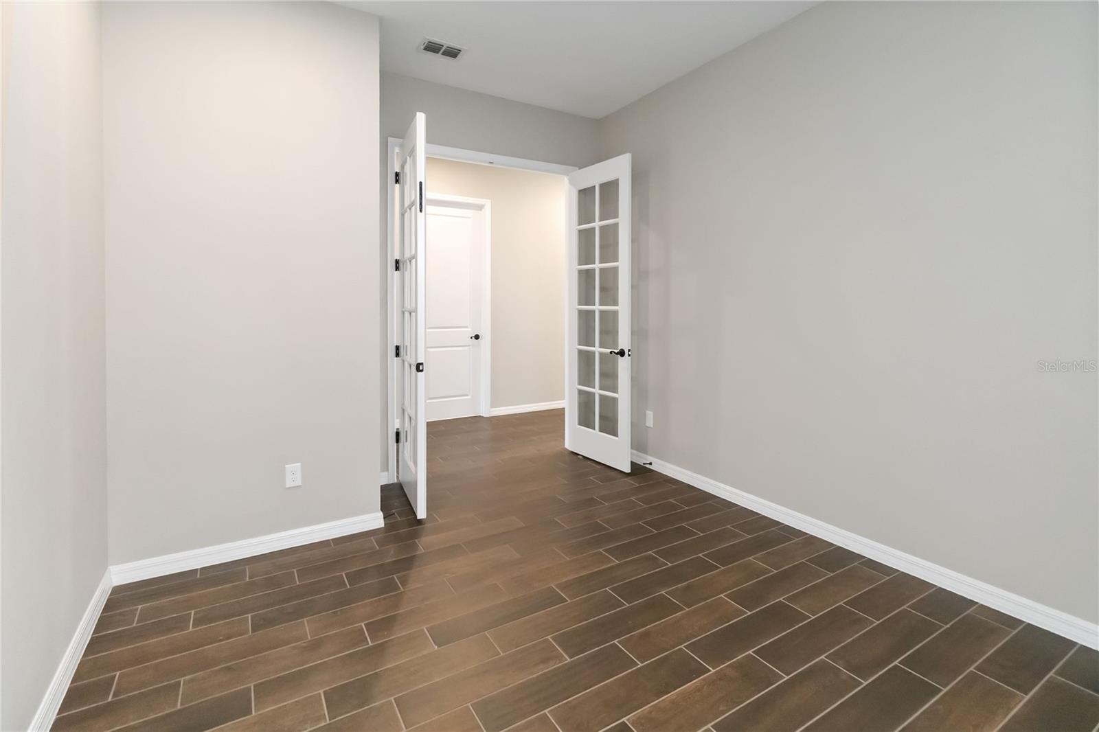 Image 19 of 45 For 2423 Zaballina Place 232