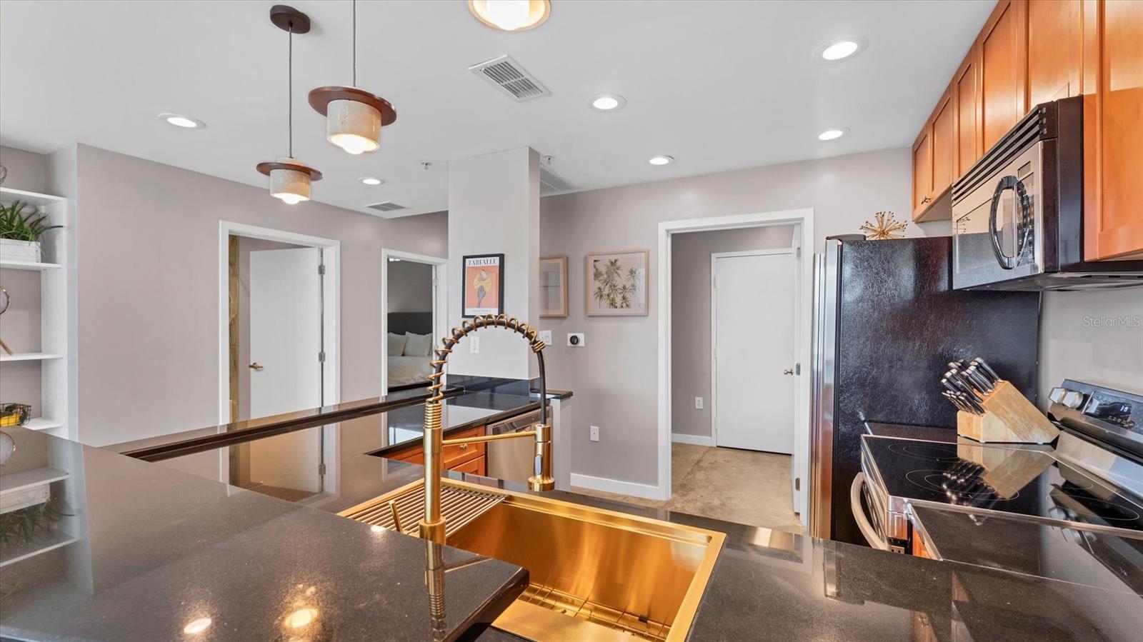 Image 15 of 52 For 525 Jackson St Street 405