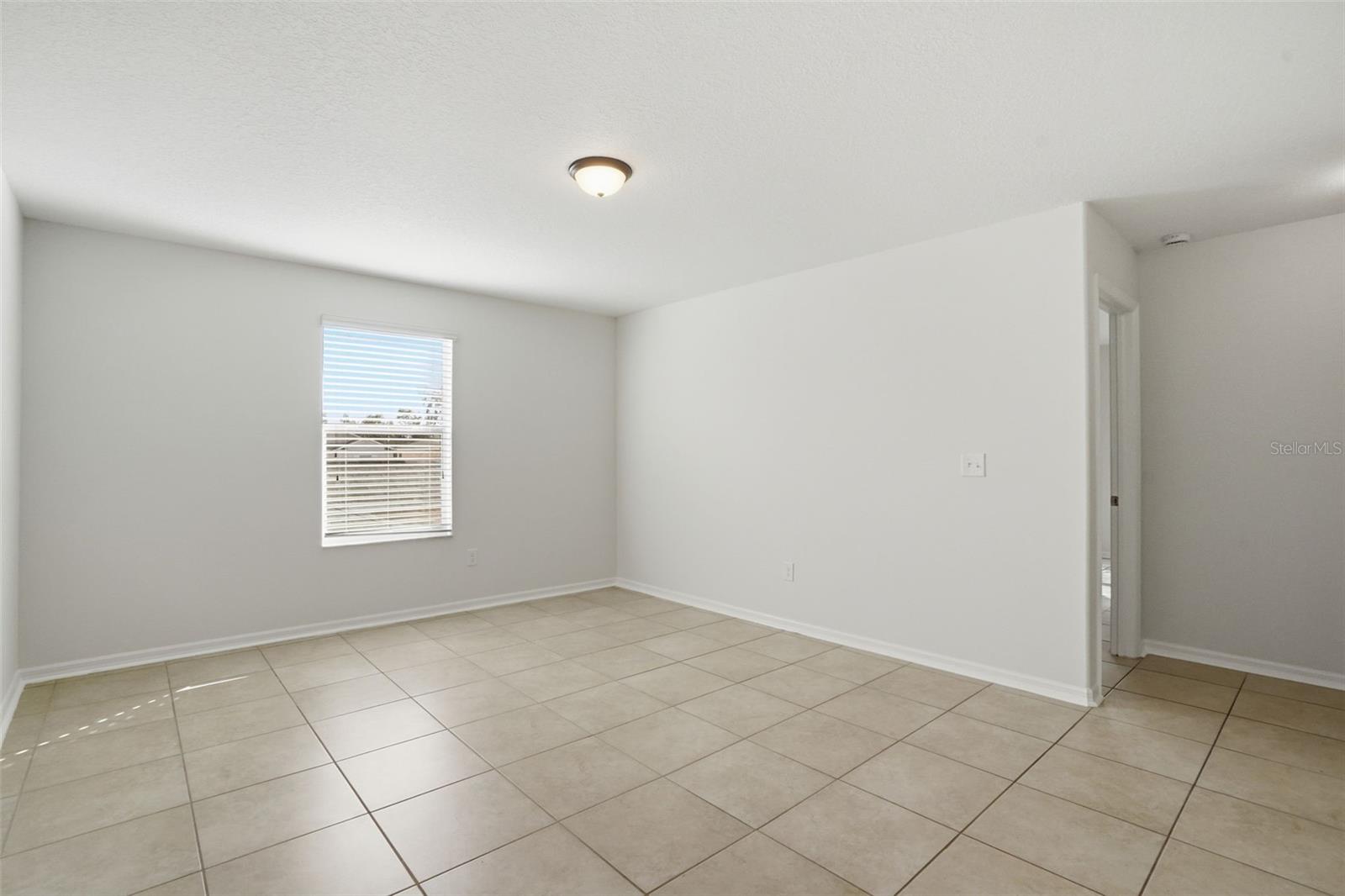 Image 14 of 37 For 214 English Heritage Place