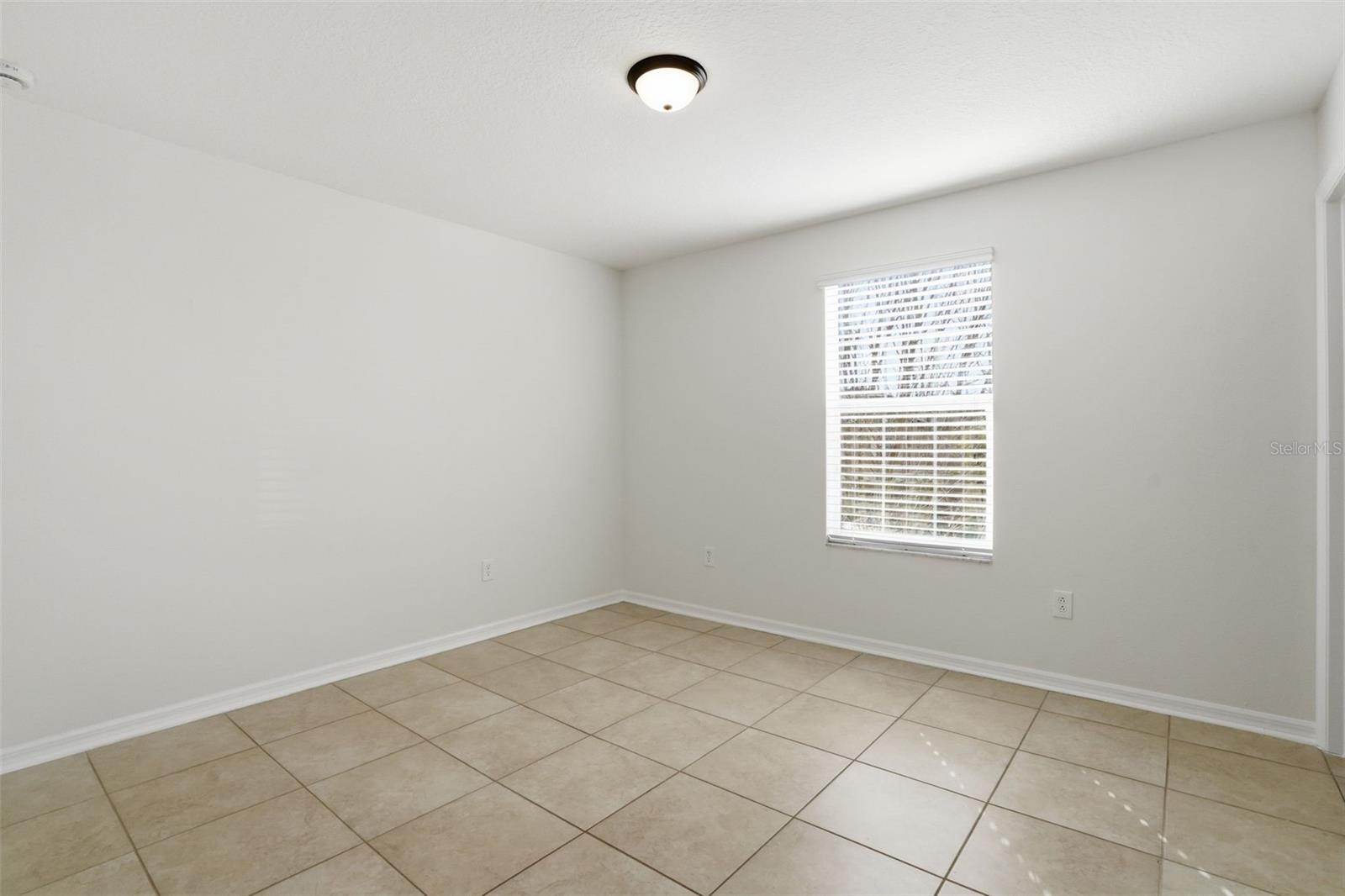 Image 17 of 37 For 214 English Heritage Place