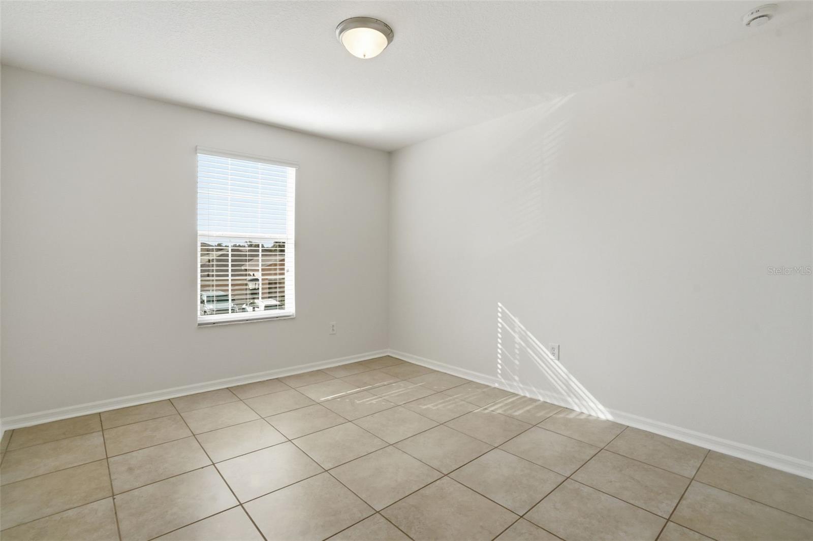 Image 21 of 37 For 214 English Heritage Place