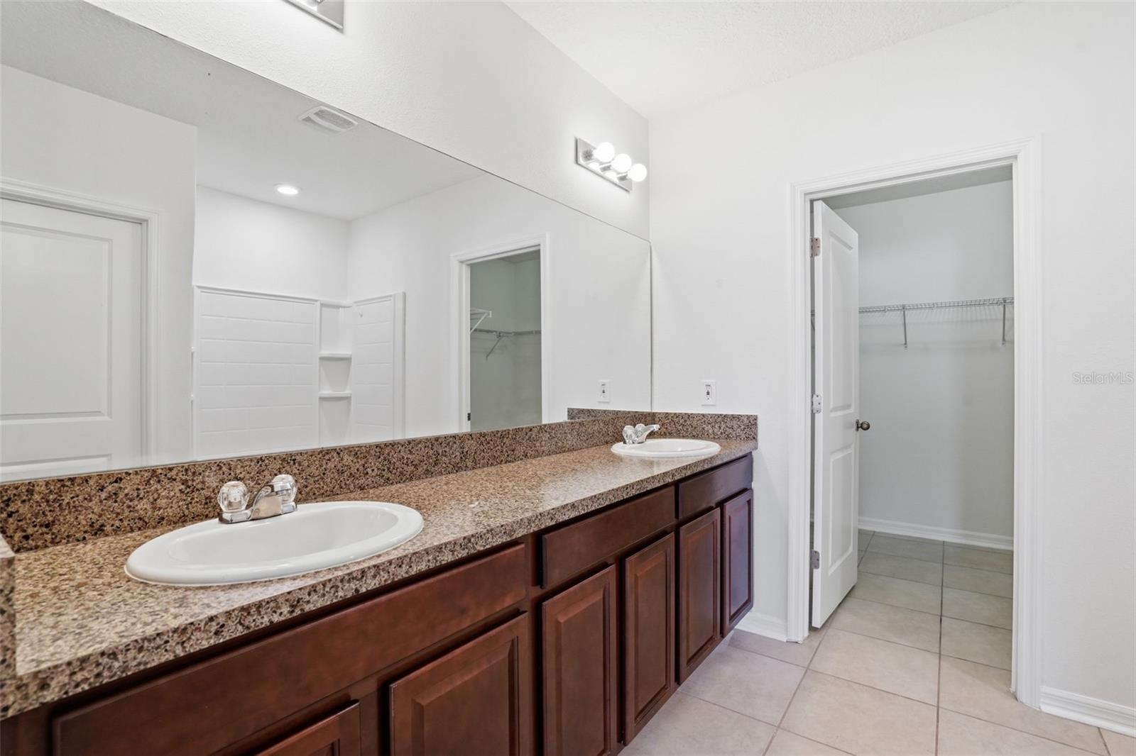 Image 25 of 37 For 214 English Heritage Place