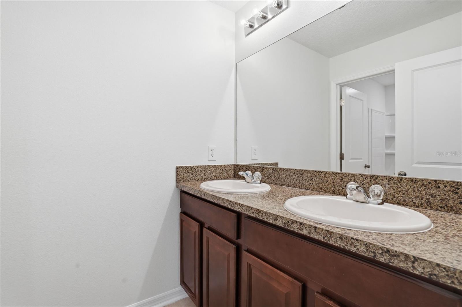 Image 26 of 37 For 214 English Heritage Place