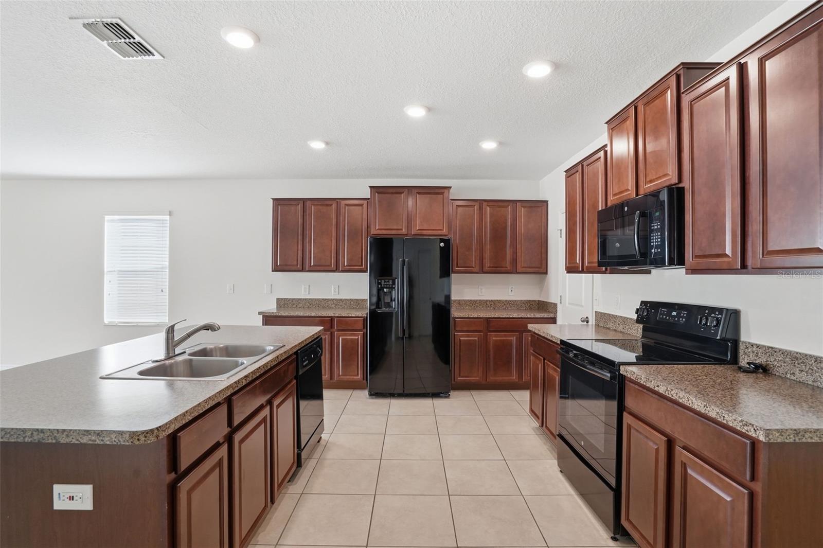 Image 9 of 37 For 214 English Heritage Place