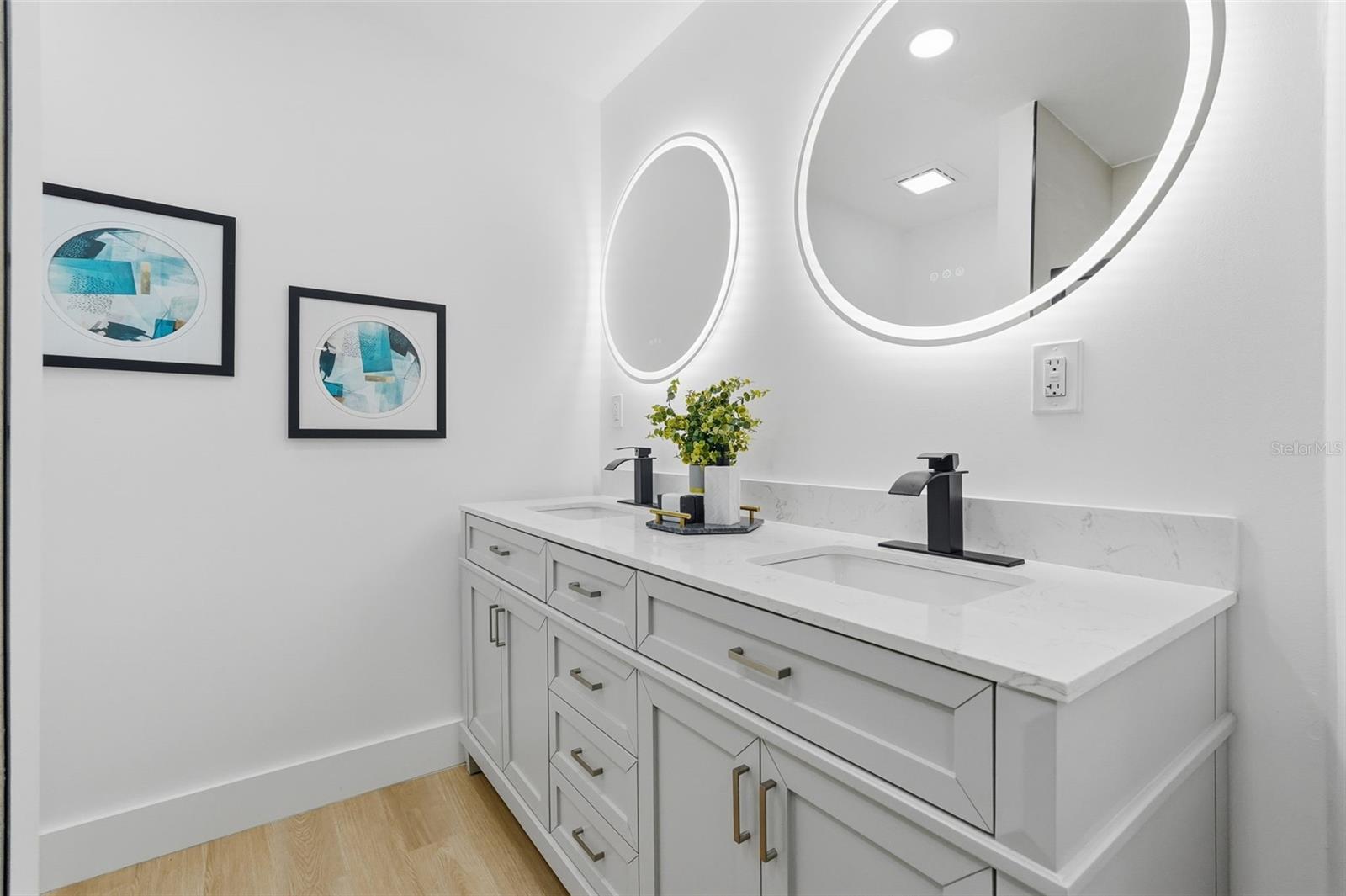 Image 19 of 43 For 2470 Del Rio Way