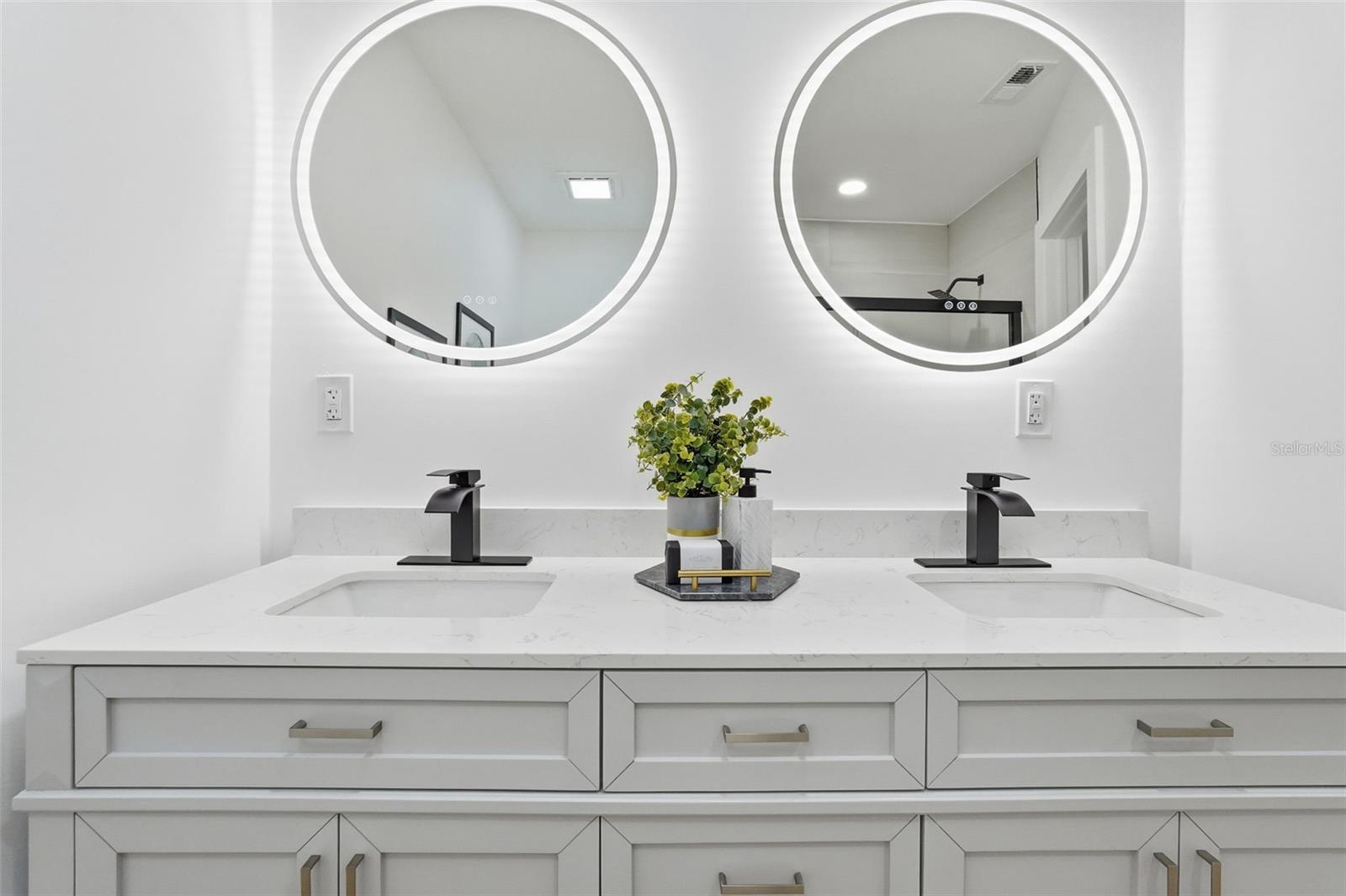 Image 24 of 43 For 2470 Del Rio Way