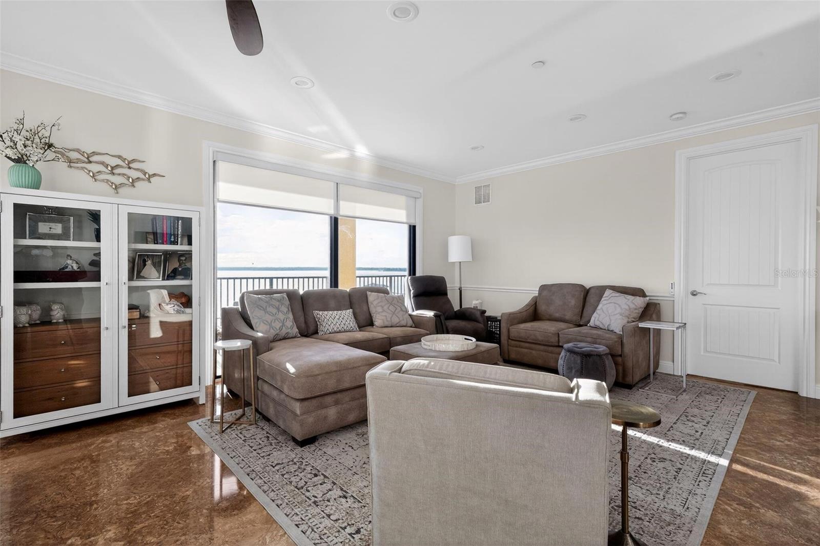 Image 11 of 44 For 2351 Lakeview Drive 302