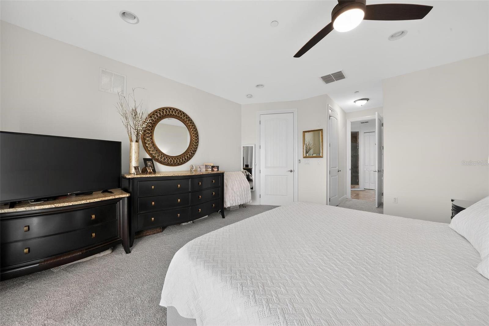 Image 22 of 44 For 2351 Lakeview Drive 302