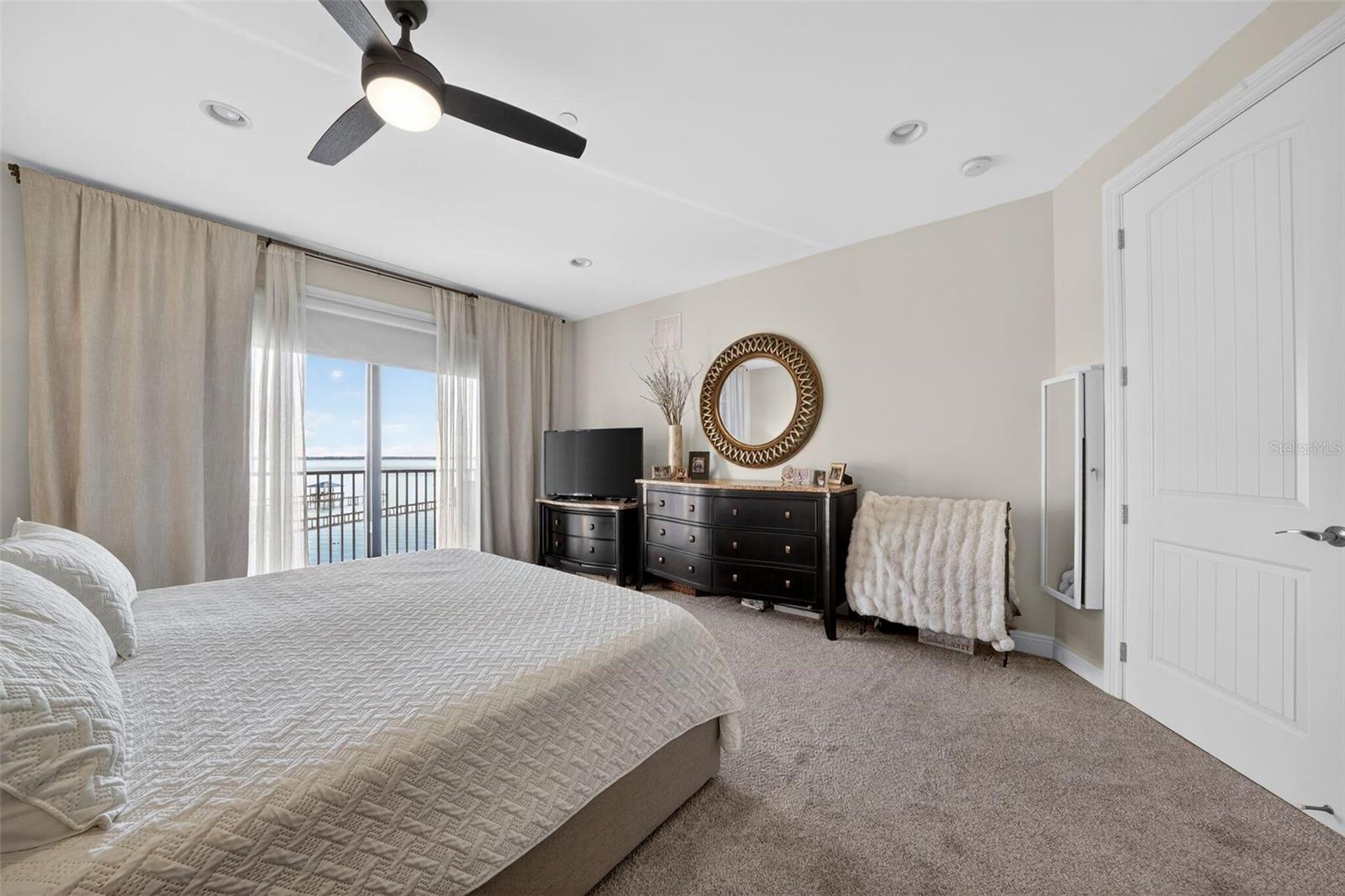 Image 27 of 44 For 2351 Lakeview Drive 302