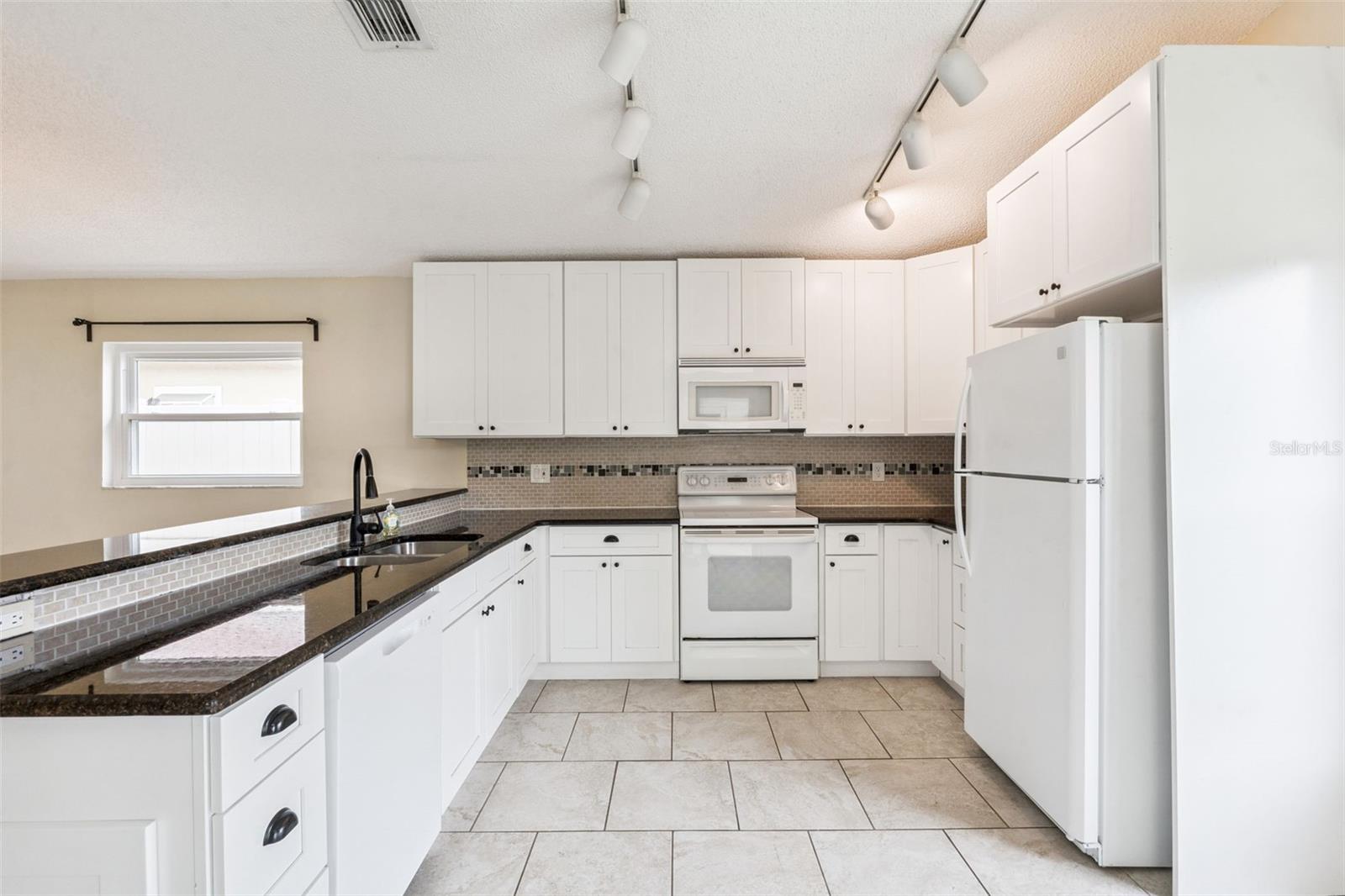 Image 17 of 58 For 14643 Traders Path