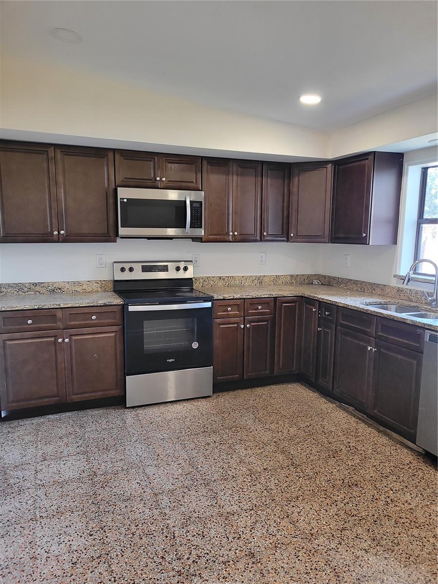 Image 9 of 21 For 2118 Lake Christie Drive