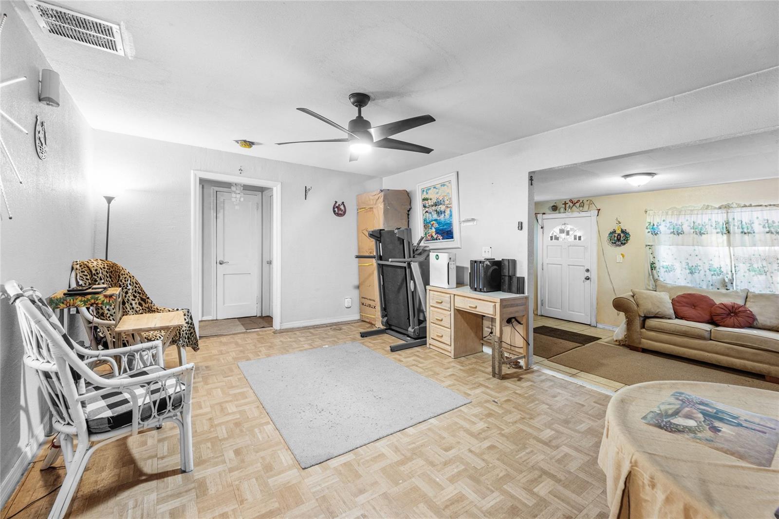 Listing photo id 9 for 825 Winters Street