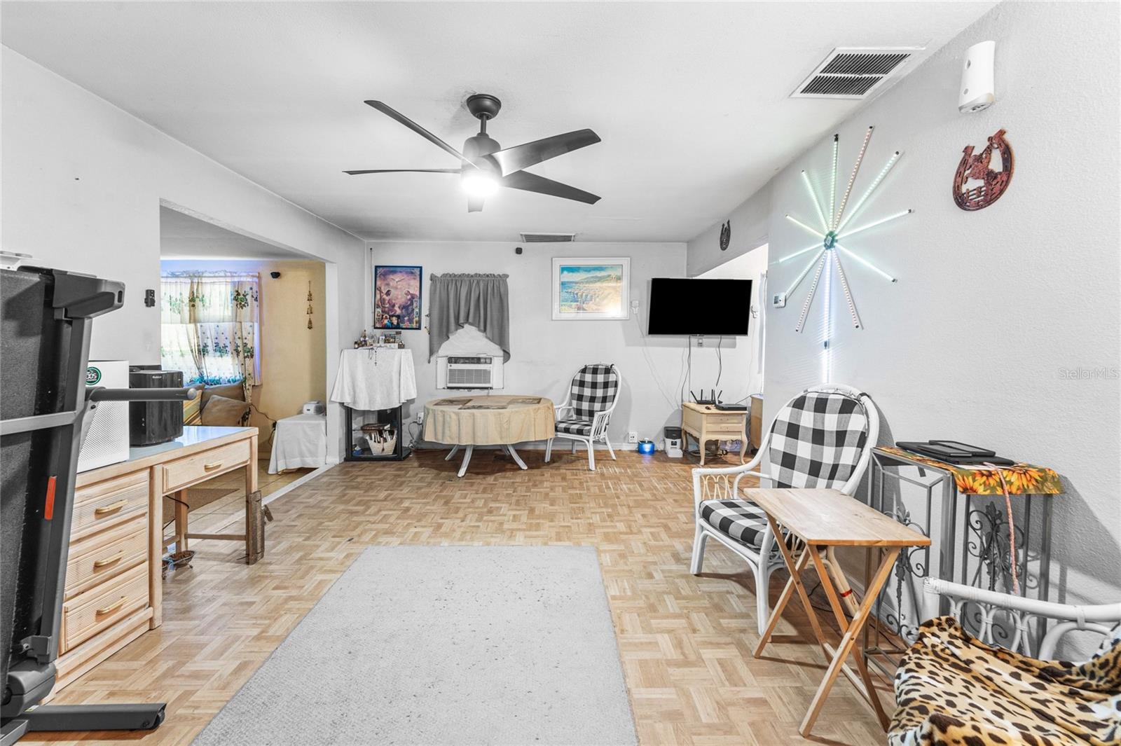 Listing photo id 10 for 825 Winters Street