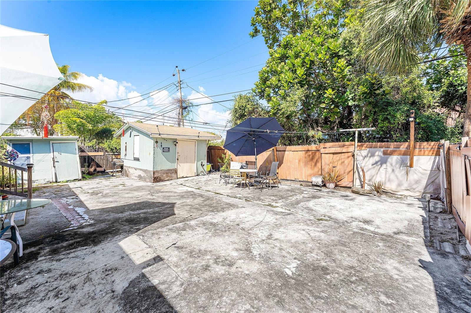 Listing photo id 13 for 825 Winters Street