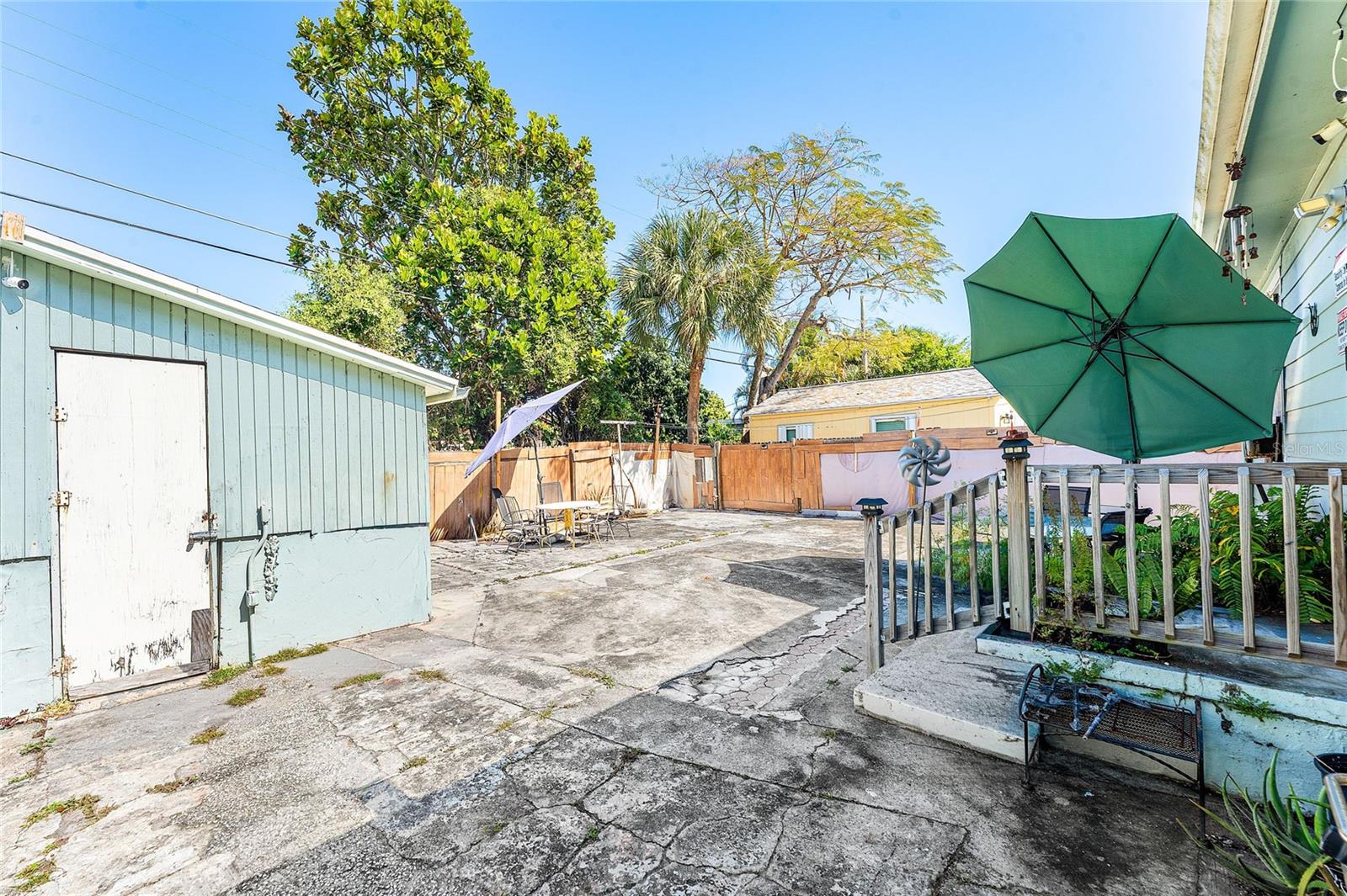 Listing photo id 15 for 825 Winters Street