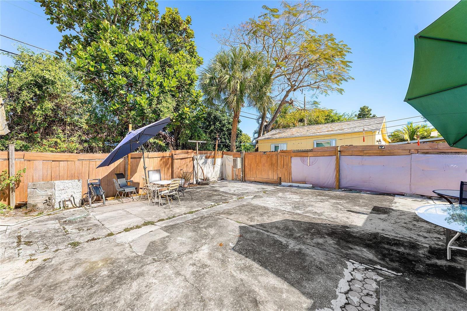 Listing photo id 16 for 825 Winters Street