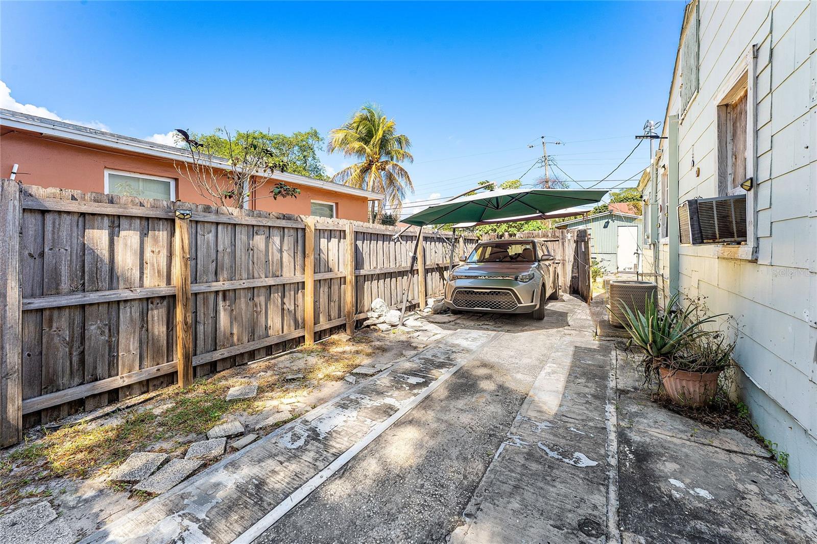 Listing photo id 17 for 825 Winters Street