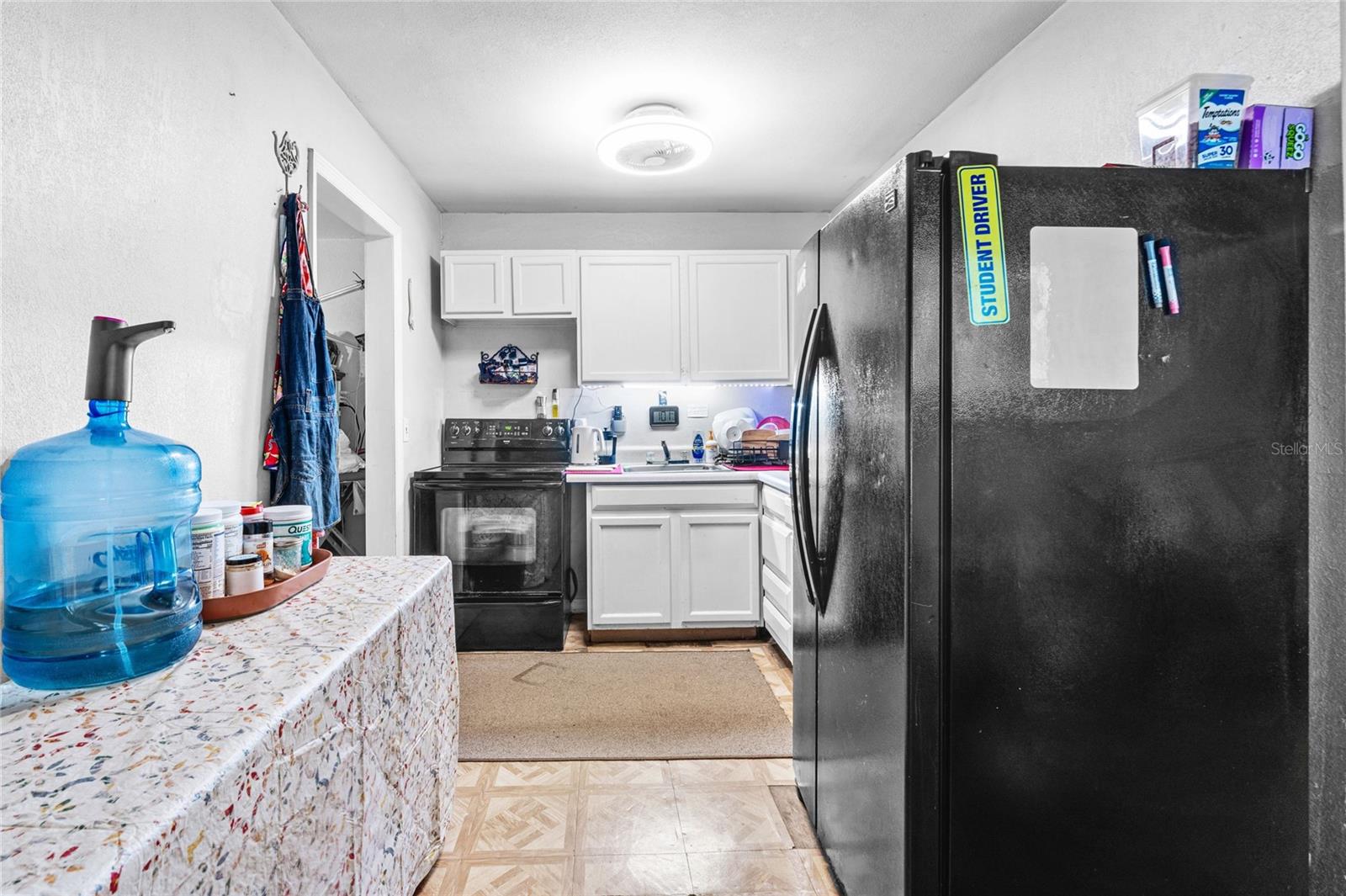 Listing photo id 3 for 825 Winters Street