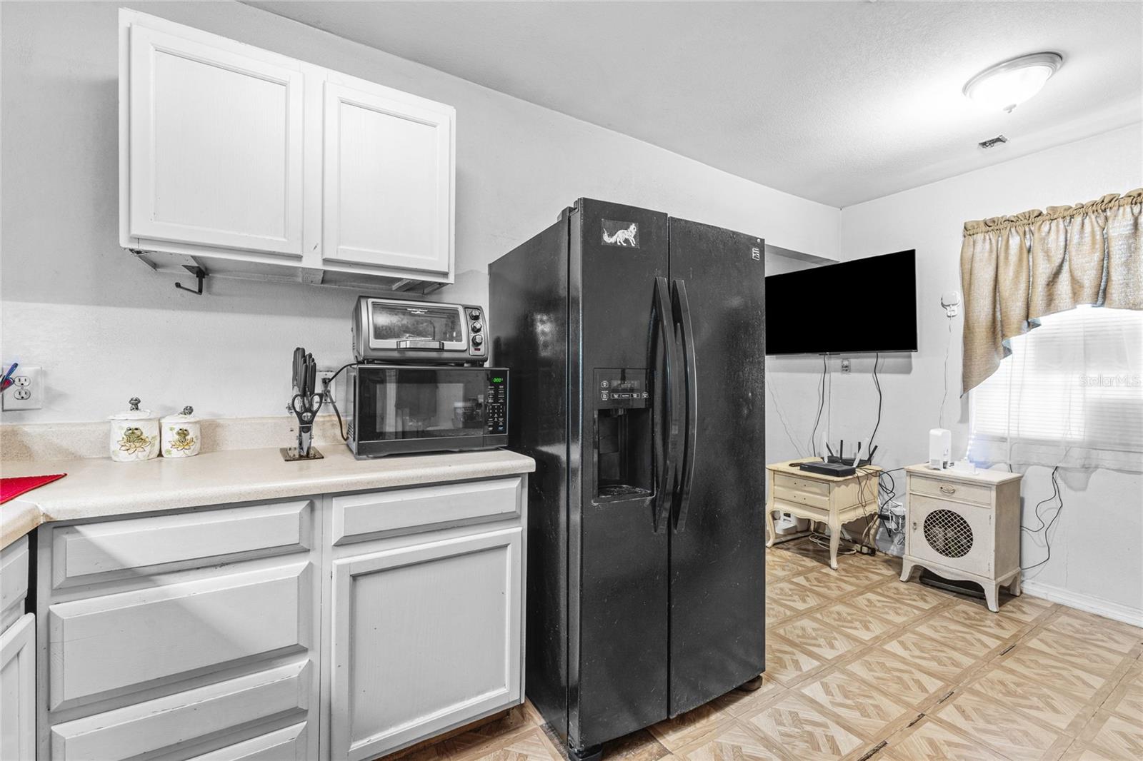 Listing photo id 5 for 825 Winters Street