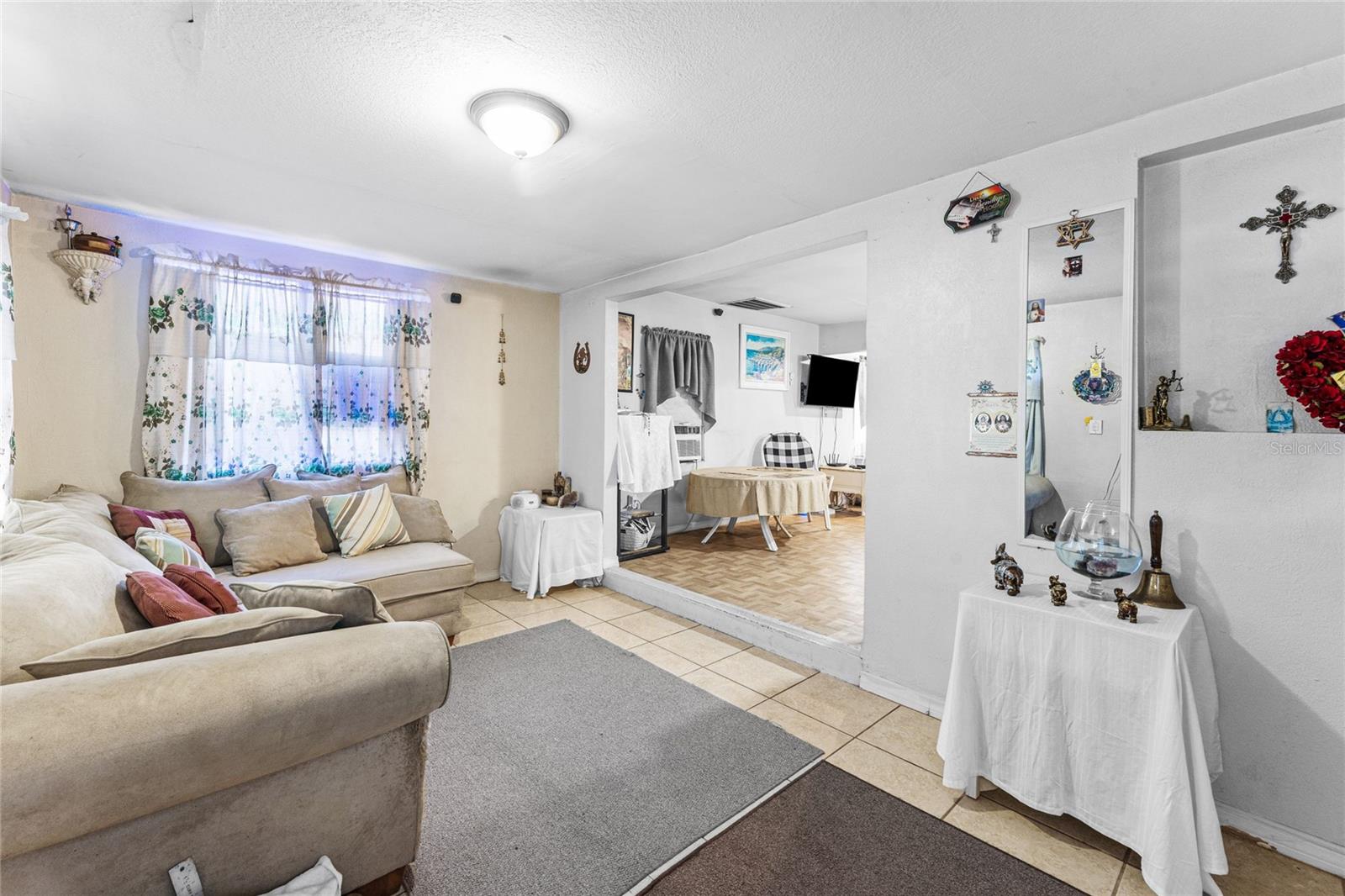 Listing photo id 6 for 825 Winters Street