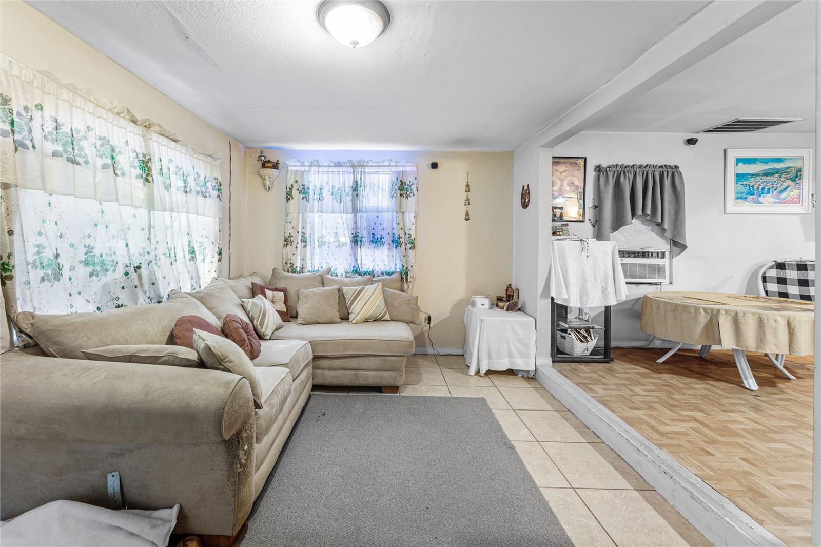 Listing photo id 7 for 825 Winters Street