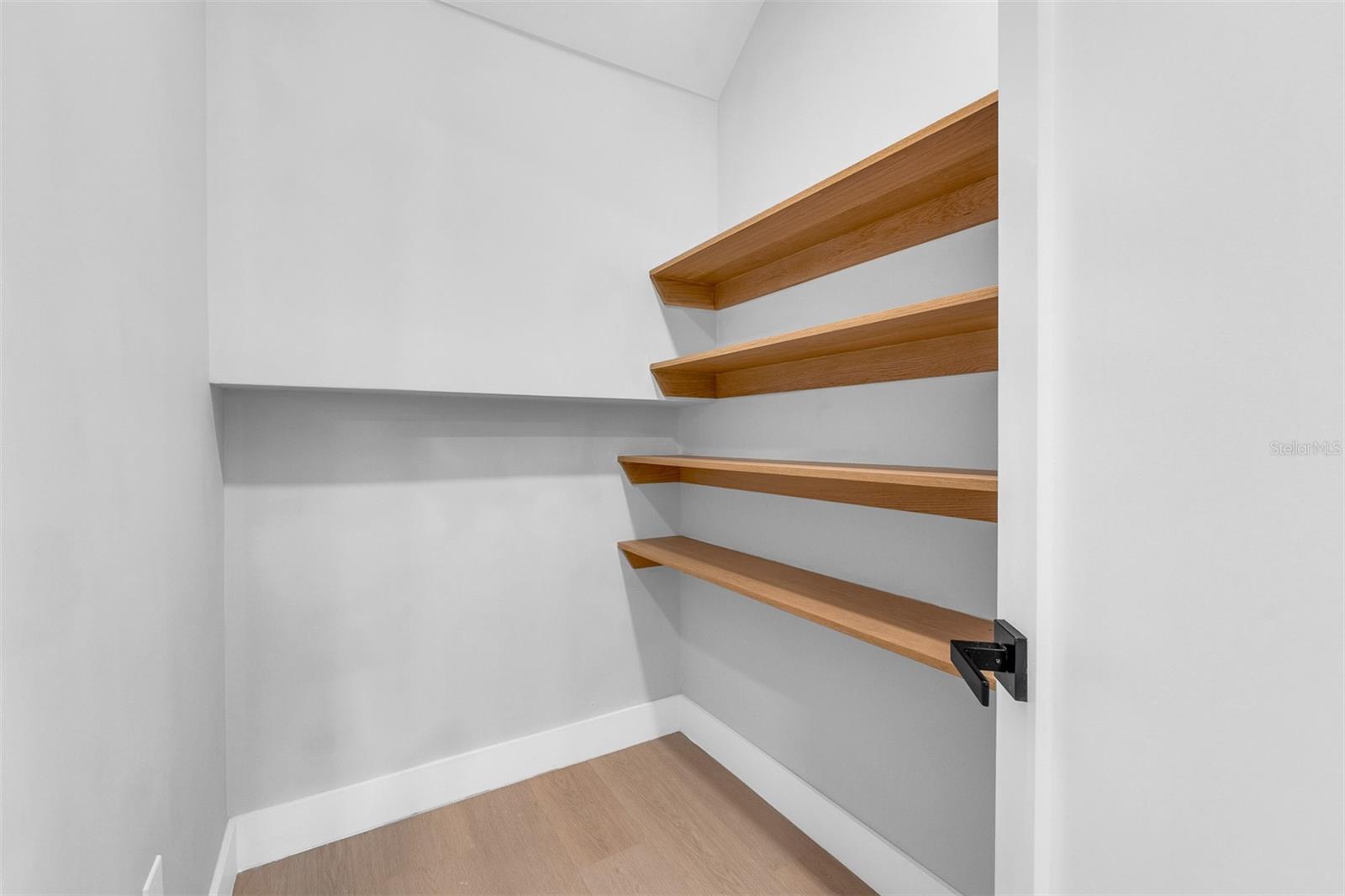 Image 23 of 39 For 33 Graham Avenue