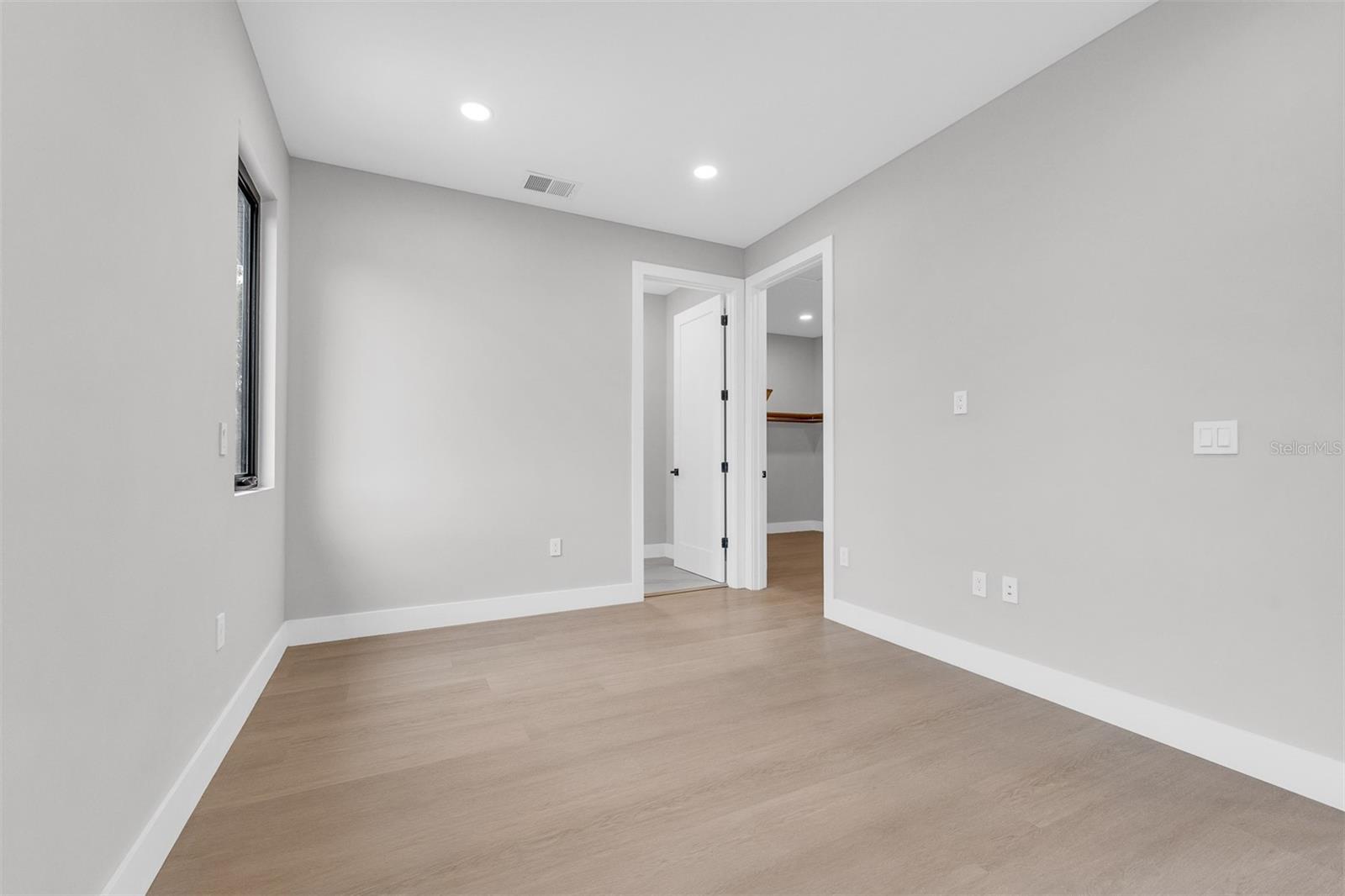 Image 28 of 39 For 33 Graham Avenue