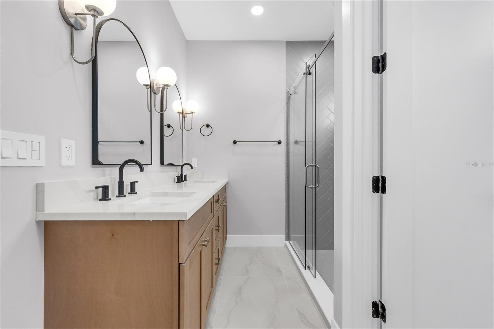 Image 31 of 39 For 33 Graham Avenue