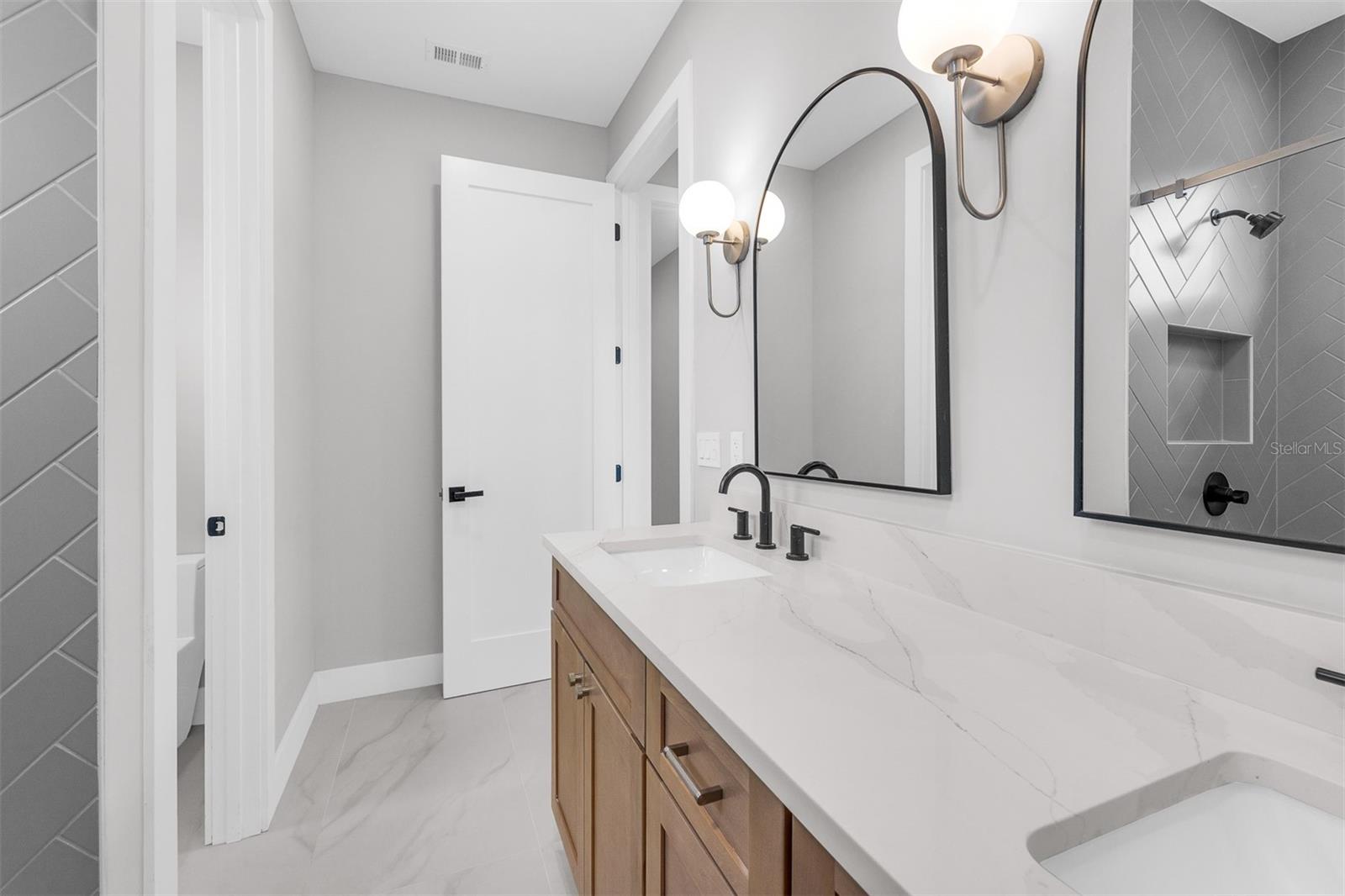 Image 33 of 39 For 33 Graham Avenue