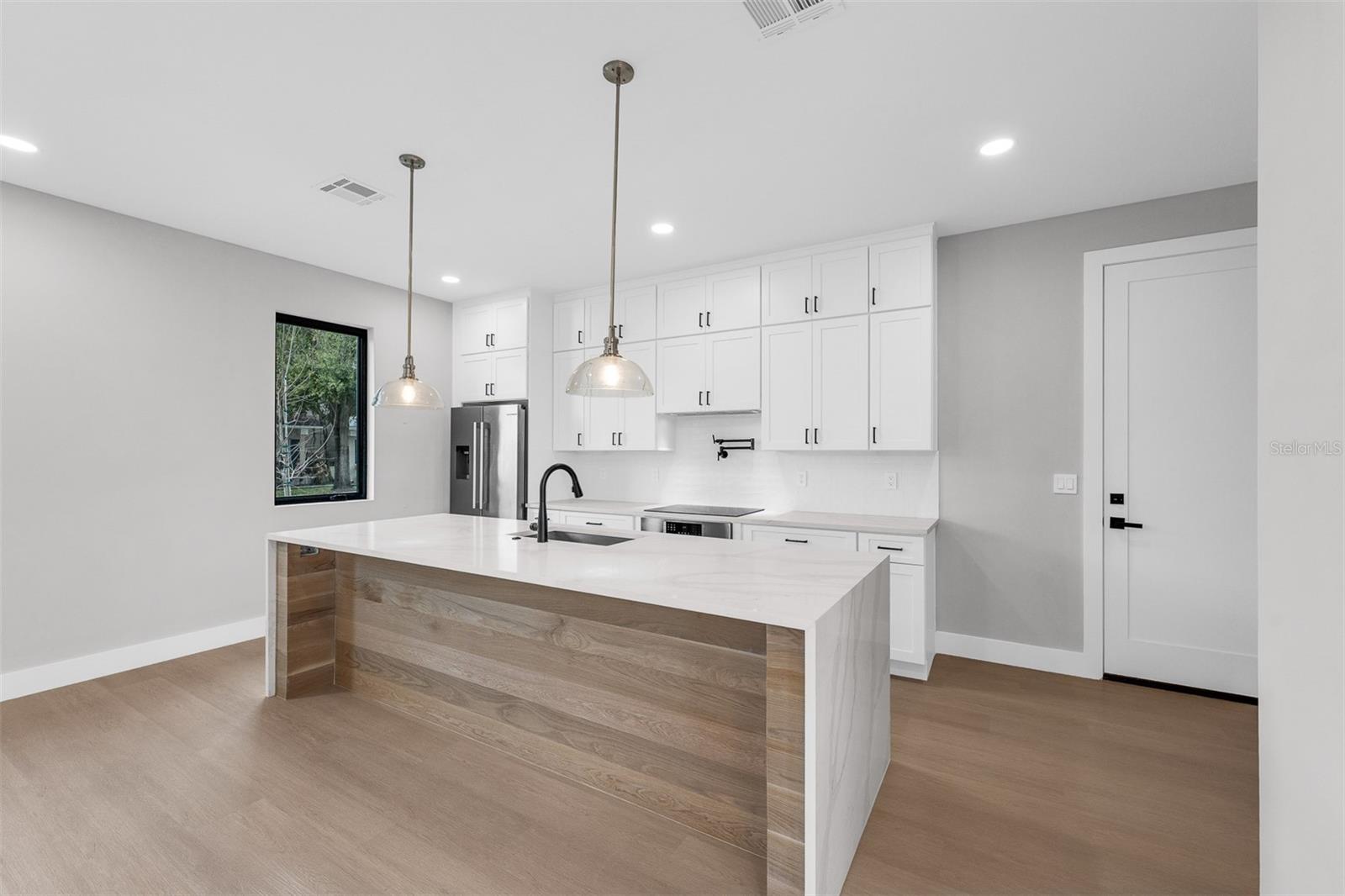 Image 5 of 39 For 33 Graham Avenue