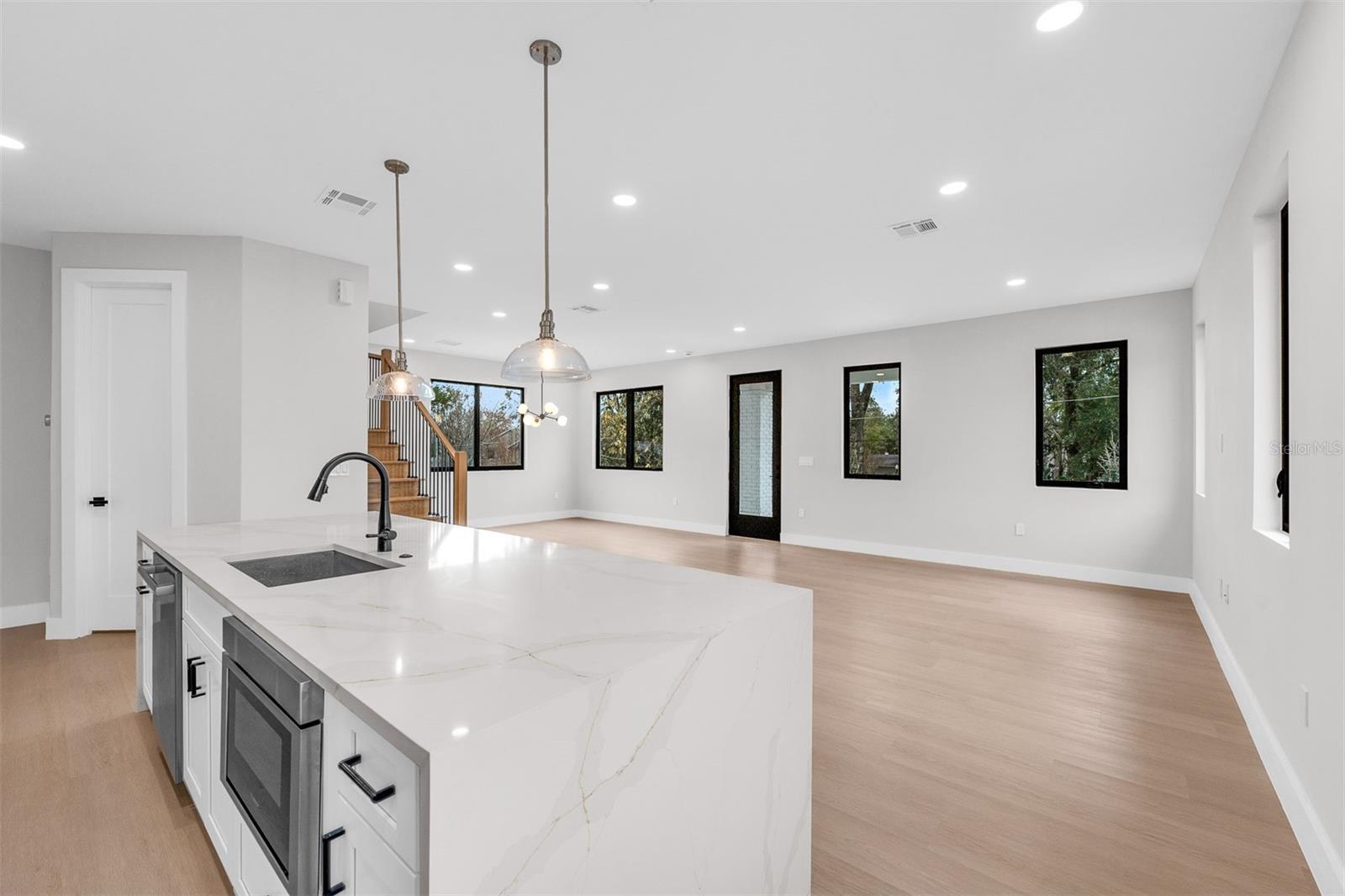 Image 6 of 39 For 33 Graham Avenue