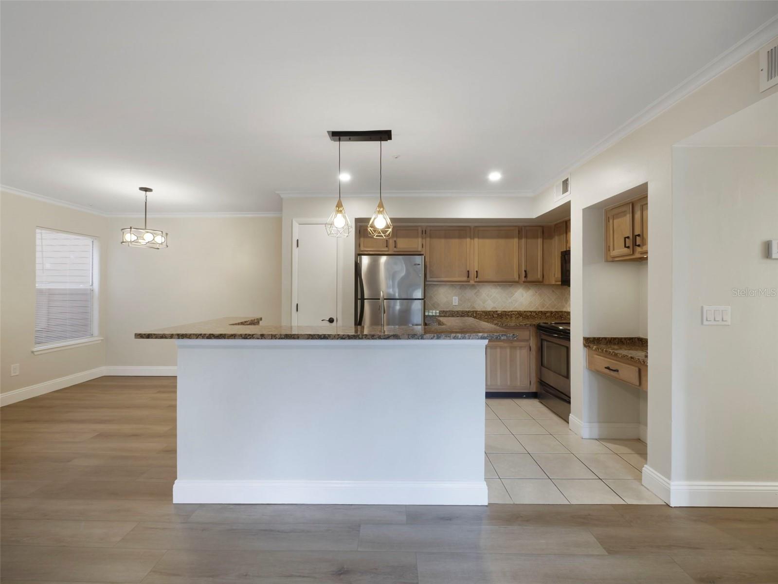 Image 10 of 27 For 486 Pin Oak Place 112